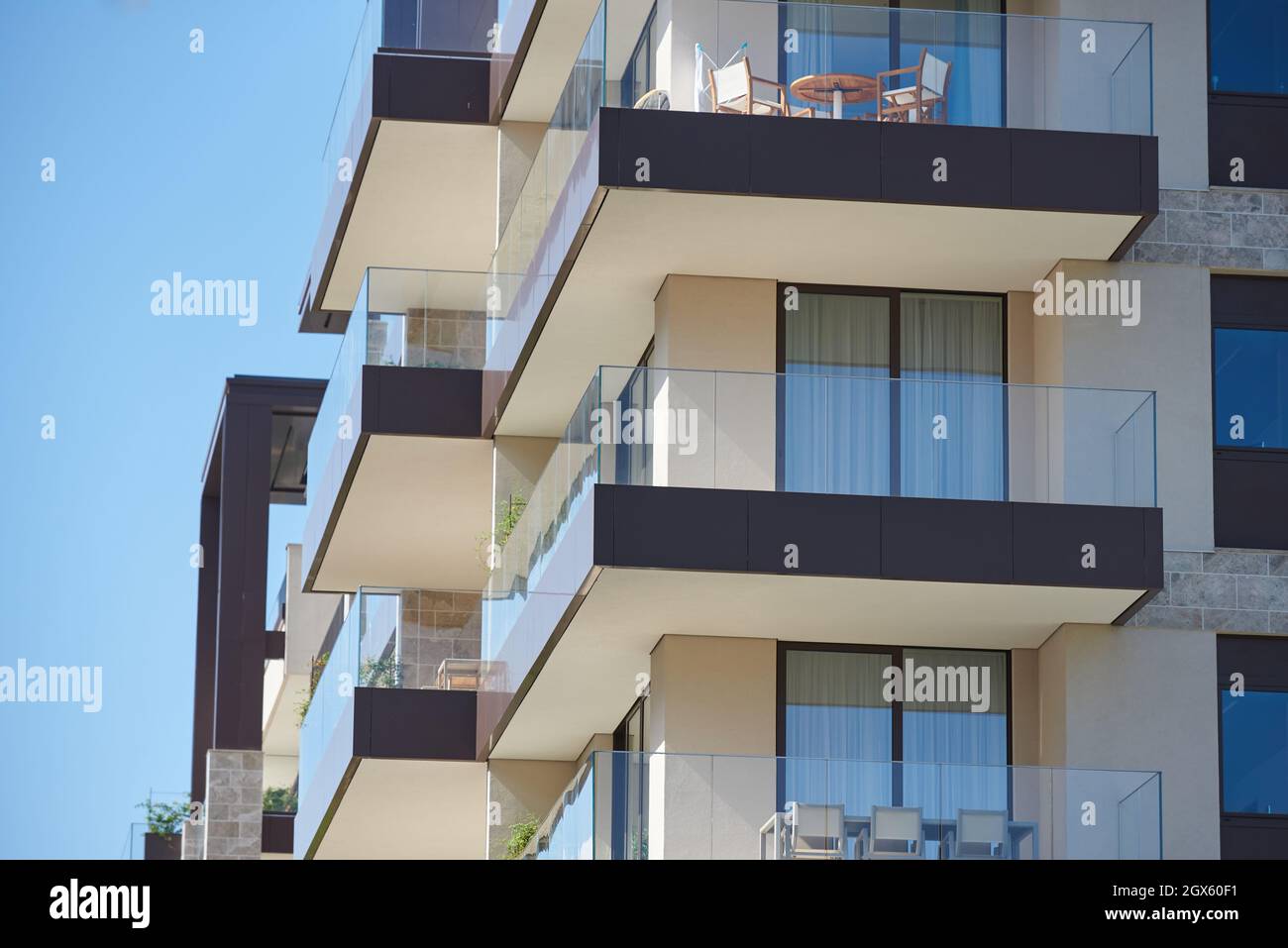 Balkon mit Glasgeländer in einem modernen Apartmentgebäude Stockfoto
