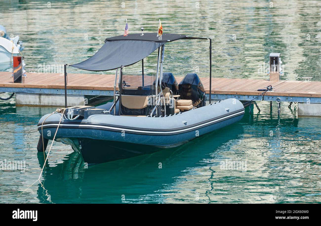 Leistungsstarkes kleines Boot in grauer Farbe mit zwei Motoren am Pier Stockfoto