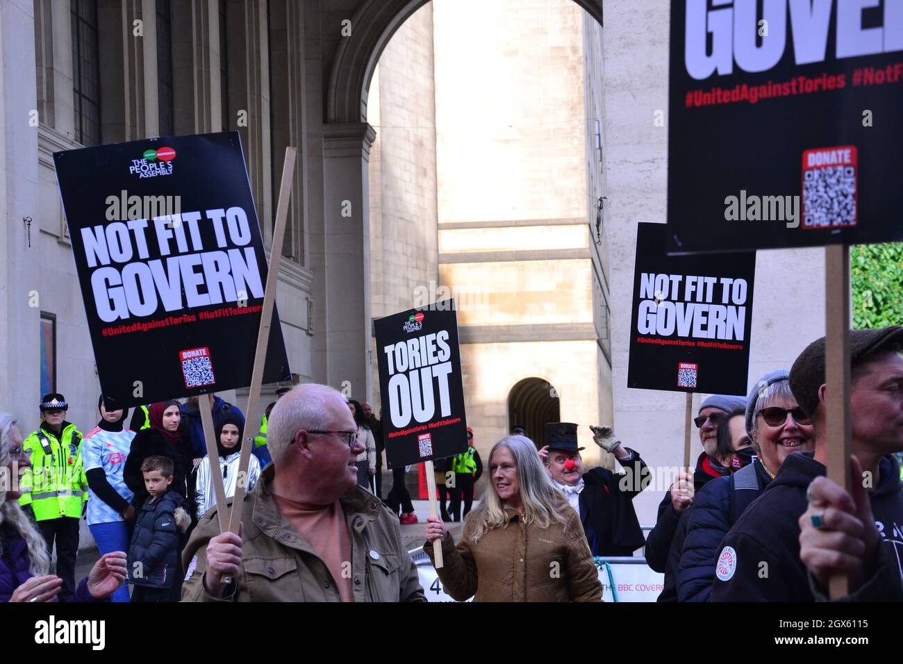 Manchester, Großbritannien, 4. Oktober 2021. Demonstranten lobbyieren und demonstrieren vor der Konferenz der Konservativen Partei in Manchester, Großbritannien. Die Konferenz findet vom 3. Oktober bis 6. Oktober 2021 im Manchester Central Convention Complex statt. Die Veranstaltung hat den Slogan „Build Back Better“. Sie findet vor dem Hintergrund von Kraftstoffmangel, Lieferproblemen und steigender Inflation statt. Quelle: Terry Waller/Alamy Live News Stockfoto