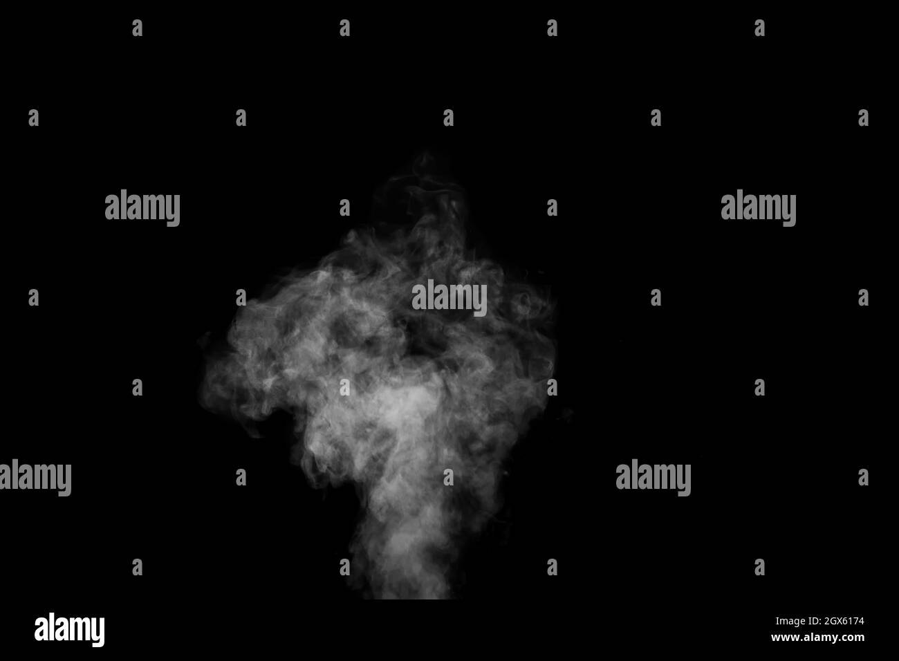Lockig weißer Dampf, Nebel oder Rauch isoliert transparent Spezialeffekt auf schwarzem Hintergrund. Abstrakter Nebel- oder Smog-Hintergrund, Designelement für Ihre ima Stockfoto
