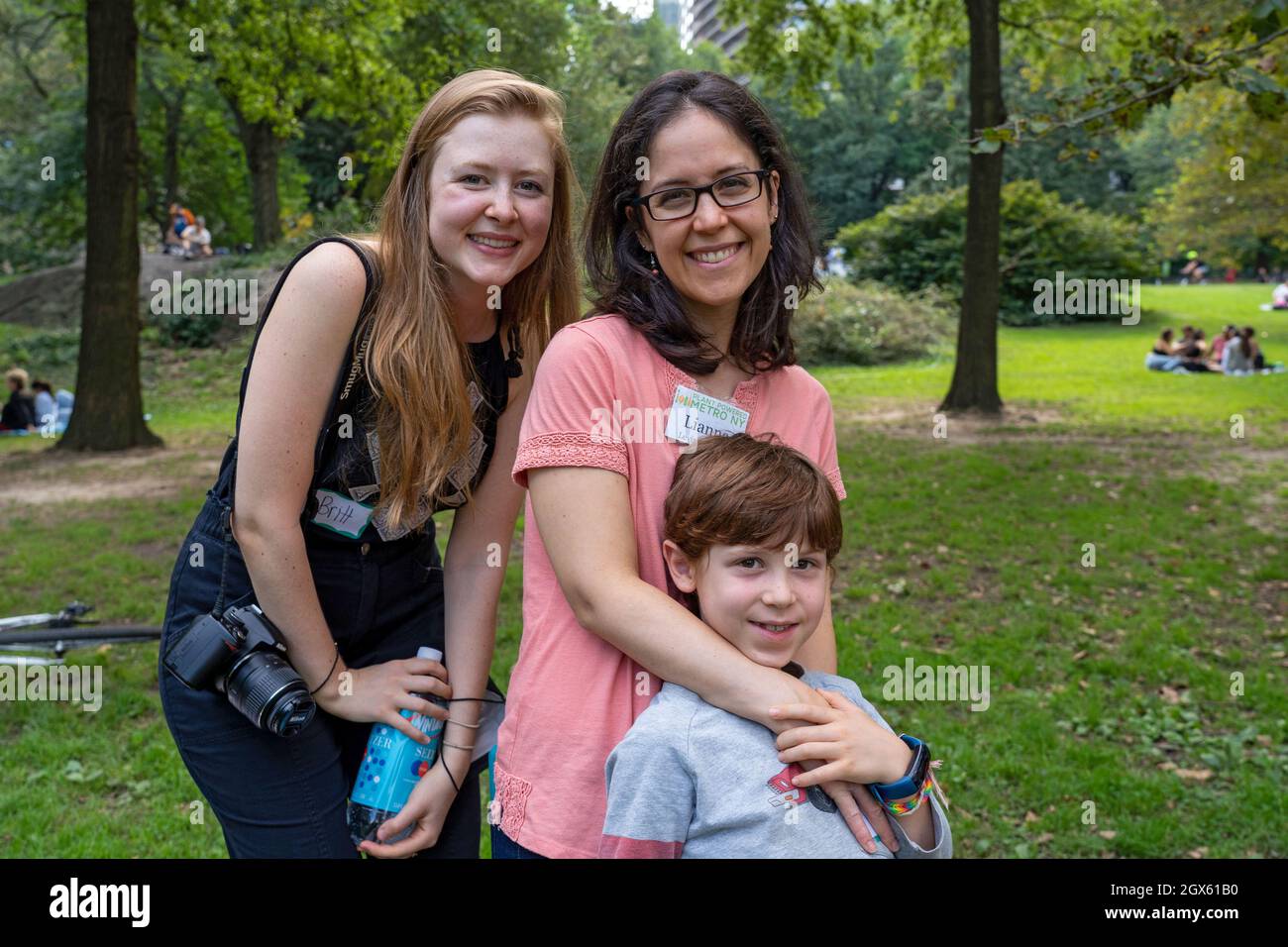 New York, Usa. Oktober 2021. Britt, Lianna und Lev posieren für Bilder bei „Eine ganze Nahrung, eine pflanzliche Ernährung ist mit Unterstützung einfacher!“ Veranstaltung im Central Park in New York City. Die Ernährung auf pflanzlicher Basis mit Vollwertkost wurde mit einer Reihe von gesundheitlichen Vorteilen verbunden, darunter die Reduzierung von Risiken und die Behandlung von Herzerkrankungen, bestimmten Krebsarten, Adipositas, Diabetes und kognitivem Rückgang. (Foto von Ron Adar/SOPA Images/Sipa USA) Quelle: SIPA USA/Alamy Live News Stockfoto