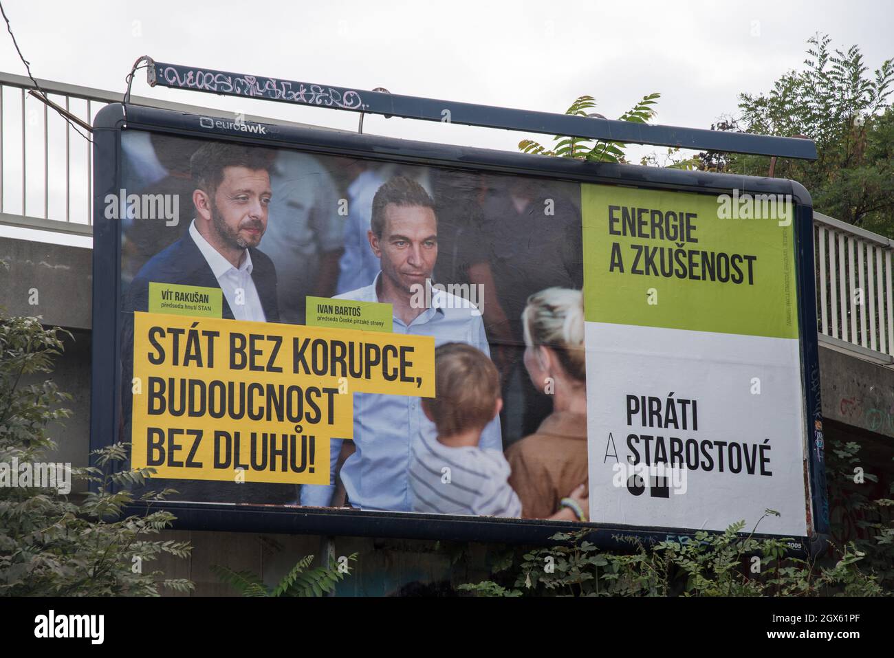 Prag, Tschechische Republik. September 2021. Wahlplakat für die Koalition Pirati a Starostove mit Porträts der Führer der Koalition Vit Rakusan von DER PARTEI STAN und Ivan Bartos (R) von der Piratenpartei. Die Parlamentswahlen in der Tschechischen Republik finden am 7. Und 8. Oktober 2021 statt. (Bild: © Tomas Tkacik/SOPA Images via ZUMA Press Wire) Stockfoto