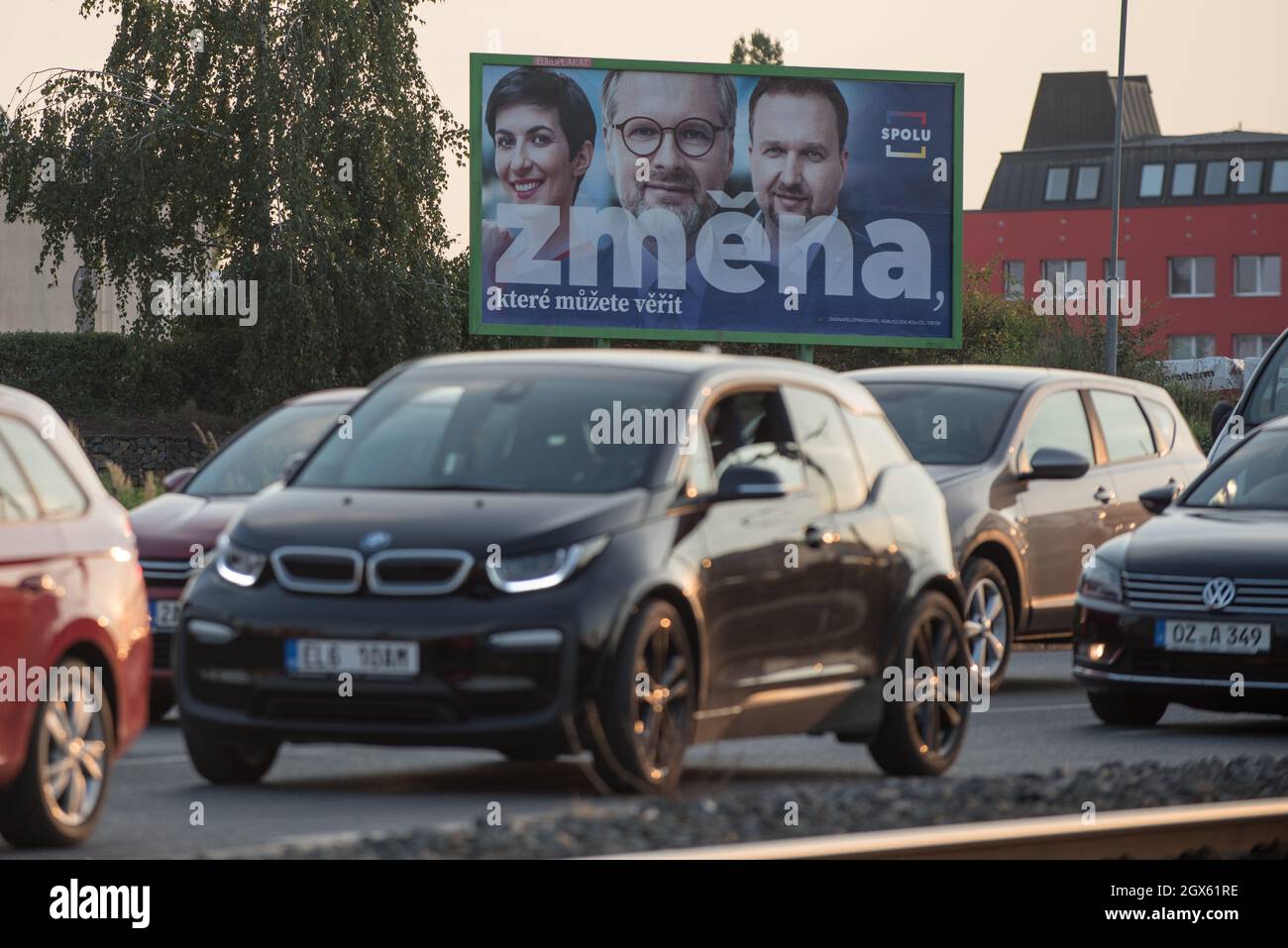 Prag, Tschechische Republik. September 2021. Autos fahren an einer Wahlplakatwand für die Koalition SPOLU vorbei, die auf der Straße des Prag platziert ist. Auf der Plakatwand (von links nach rechts) die Koalitionsführerin Marketa Pekarova Adamova von der TOP09-Partei, Petr Fiala von der ODS-Partei und Marian Jurecka von der KDU-CSL-Partei. Die Parlamentswahlen in der Tschechischen Republik finden am 7. Und 8. Oktober 2021 statt. (Foto von Tomas Tkacik/SOPA Images/Sipa USA) Quelle: SIPA USA/Alamy Live News Stockfoto