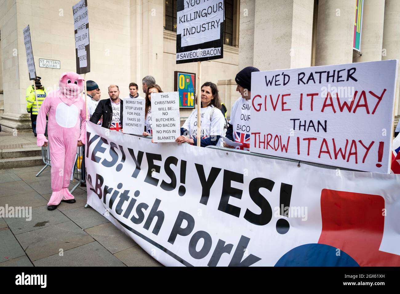 Manchester, Großbritannien. Oktober 2021. Eine Person in Schweinestall steht vor der Konferenz der Konservativen Partei, während die Delegierten für die Tagesveranstaltungen hereinkommen. Britische Bauern protestieren gegen die Tory Party aufgrund der Auswirkungen des Brexit, der zu Fachkräftemangel und Einschränkungen geführt hat. ÊAndy Barton/Alamy Live News Credit: Andy Barton/Alamy Live News Stockfoto