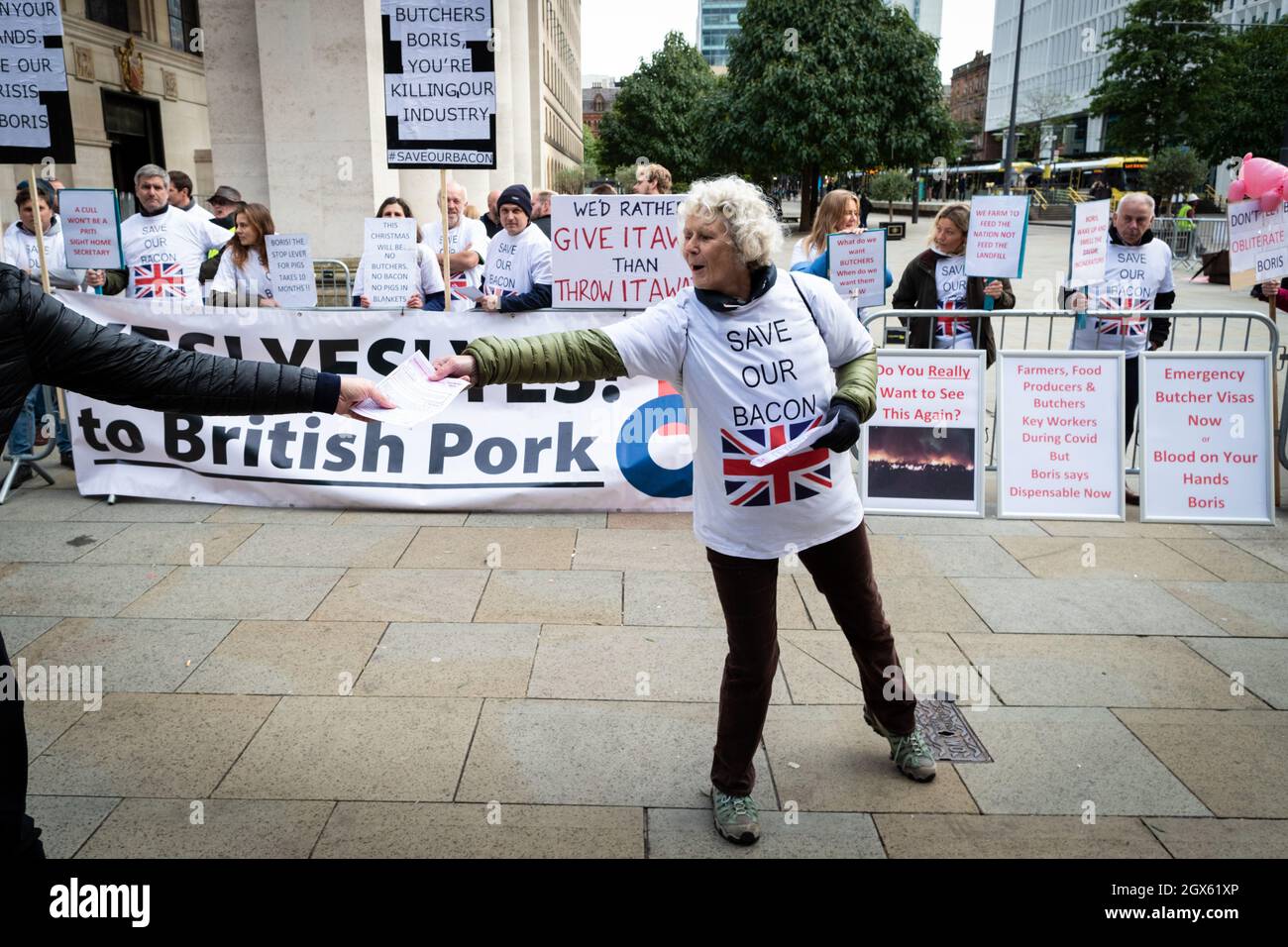 Manchester, Großbritannien. Oktober 2021. Schweinezüchter verteilen Flyer vor der Parteikonferenz der Konservativen Partei. Britische Bauern protestieren gegen die Tory Party aufgrund der Auswirkungen des Brexit, der zu Fachkräftemangel und Einschränkungen geführt hat. ÊAndy Barton/Alamy Live News Credit: Andy Barton/Alamy Live News Stockfoto