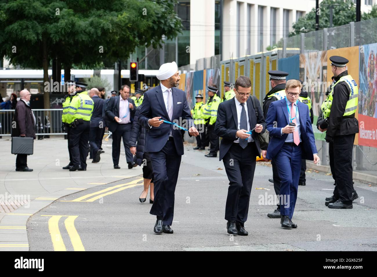 Manchester, Großbritannien – Montag, 4. Oktober 2021 – Delegierte kommen mit großer Polizeipräsenz zur Konferenz der Konservativen Partei in Manchester. Foto Steven May / Alamy Live News Stockfoto