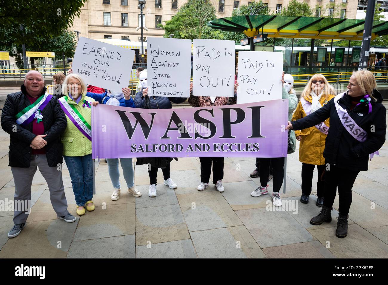 Manchester, Großbritannien. Oktober 2021. Menschen mit Plakaten nehmen an dem Protest Frauen für staatliche Rentenunjustice Teil. Vor der Konferenz der Konservativen Partei versammeln sich Menschen an der Emmeline Pankhurst-Statue auf dem Petersplatz. Die stille Kundgebung ist eine visuelle Botschaft an die Regierung, die die PHSOÕs-Erkenntnisse über Missstände in der Verwaltung offenbar nur ungern unterstützen will. ÊAndy Barton/Alamy Live News Credit: Andy Barton/Alamy Live News Stockfoto