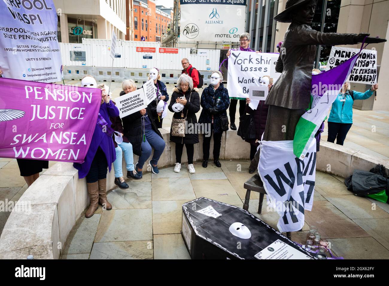 Manchester, Großbritannien. Oktober 2021. Menschen mit Plakaten nehmen an dem Protest Frauen für staatliche Rentenunjustice Teil. Vor der Konferenz der Konservativen Partei versammeln sich Menschen an der Emmeline Pankhurst-Statue auf dem Petersplatz. Die stille Kundgebung ist eine visuelle Botschaft an die Regierung, die die PHSOÕs-Erkenntnisse über Missstände in der Verwaltung offenbar nur ungern unterstützen will. ÊAndy Barton/Alamy Live News Credit: Andy Barton/Alamy Live News Stockfoto