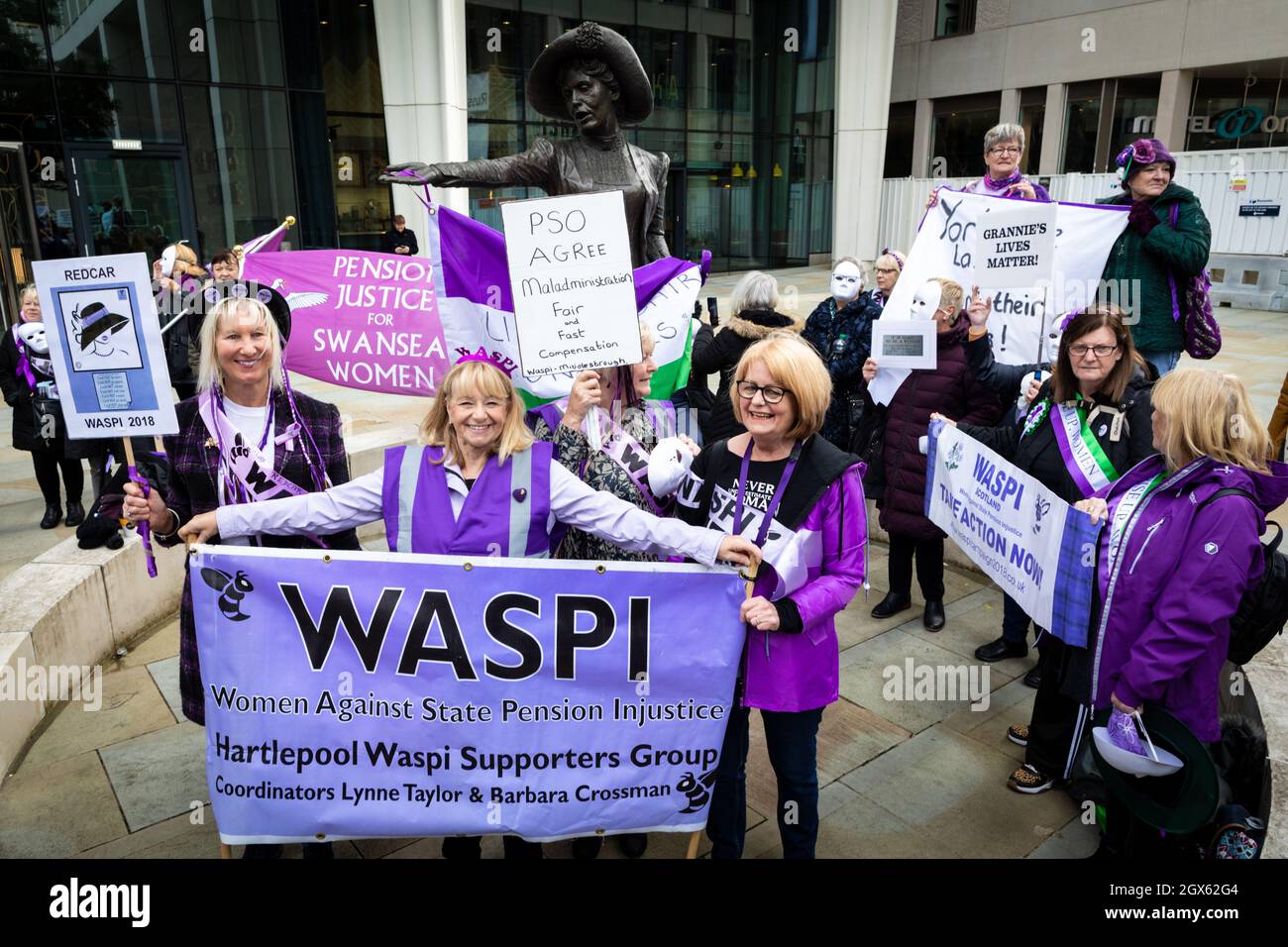 Manchester, Großbritannien. Oktober 2021. Menschen mit Plakaten nehmen an dem Protest Frauen für staatliche Rentenunjustice Teil. Vor der Konferenz der Konservativen Partei versammeln sich Menschen an der Emmeline Pankhurst-Statue auf dem Petersplatz. Die stille Kundgebung ist eine visuelle Botschaft an die Regierung, die die PHSOÕs-Erkenntnisse über Missstände in der Verwaltung offenbar nur ungern unterstützen will. ÊAndy Barton/Alamy Live News Credit: Andy Barton/Alamy Live News Stockfoto