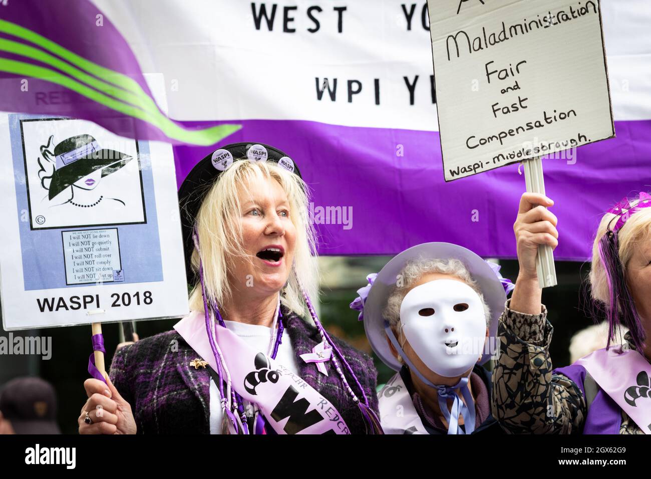 Manchester, Großbritannien. Oktober 2021. Menschen mit Plakaten nehmen an dem Protest Frauen für staatliche Rentenunjustice Teil. Vor der Konferenz der Konservativen Partei versammeln sich Menschen an der Emmeline Pankhurst-Statue auf dem Petersplatz. Die stille Kundgebung ist eine visuelle Botschaft an die Regierung, die die PHSOÕs-Erkenntnisse über Missstände in der Verwaltung offenbar nur ungern unterstützen will. ÊAndy Barton/Alamy Live News Credit: Andy Barton/Alamy Live News Stockfoto