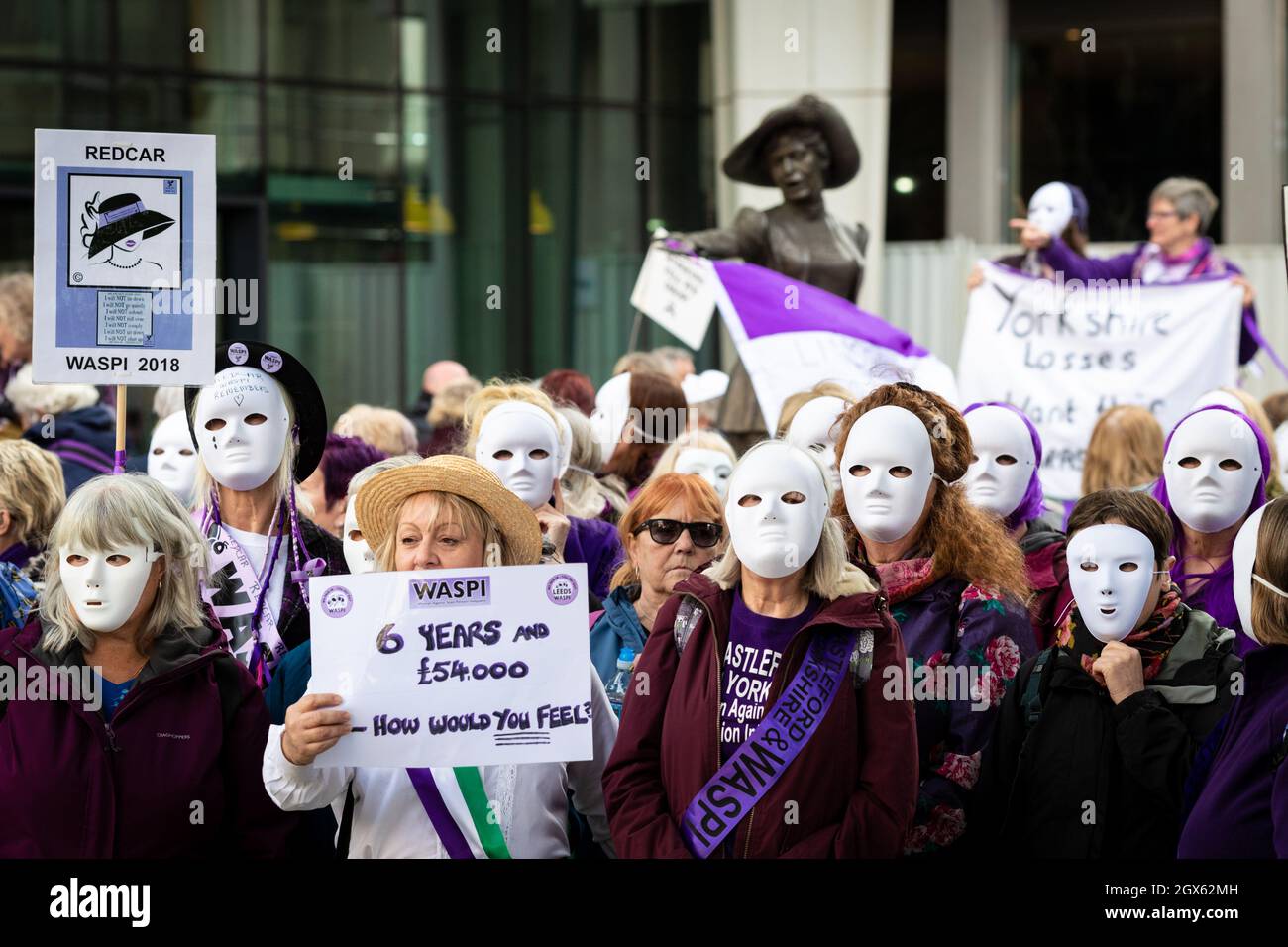 Manchester, Großbritannien. Oktober 2021. Menschen mit Plakaten nehmen an dem Protest Frauen für staatliche Rentenunjustice Teil. Vor der Konferenz der Konservativen Partei versammeln sich Menschen an der Emmeline Pankhurst-Statue auf dem Petersplatz. Die stille Kundgebung ist eine visuelle Botschaft an die Regierung, die die PHSOÕs-Erkenntnisse über Missstände in der Verwaltung offenbar nur ungern unterstützen will. ÊAndy Barton/Alamy Live News Credit: Andy Barton/Alamy Live News Stockfoto