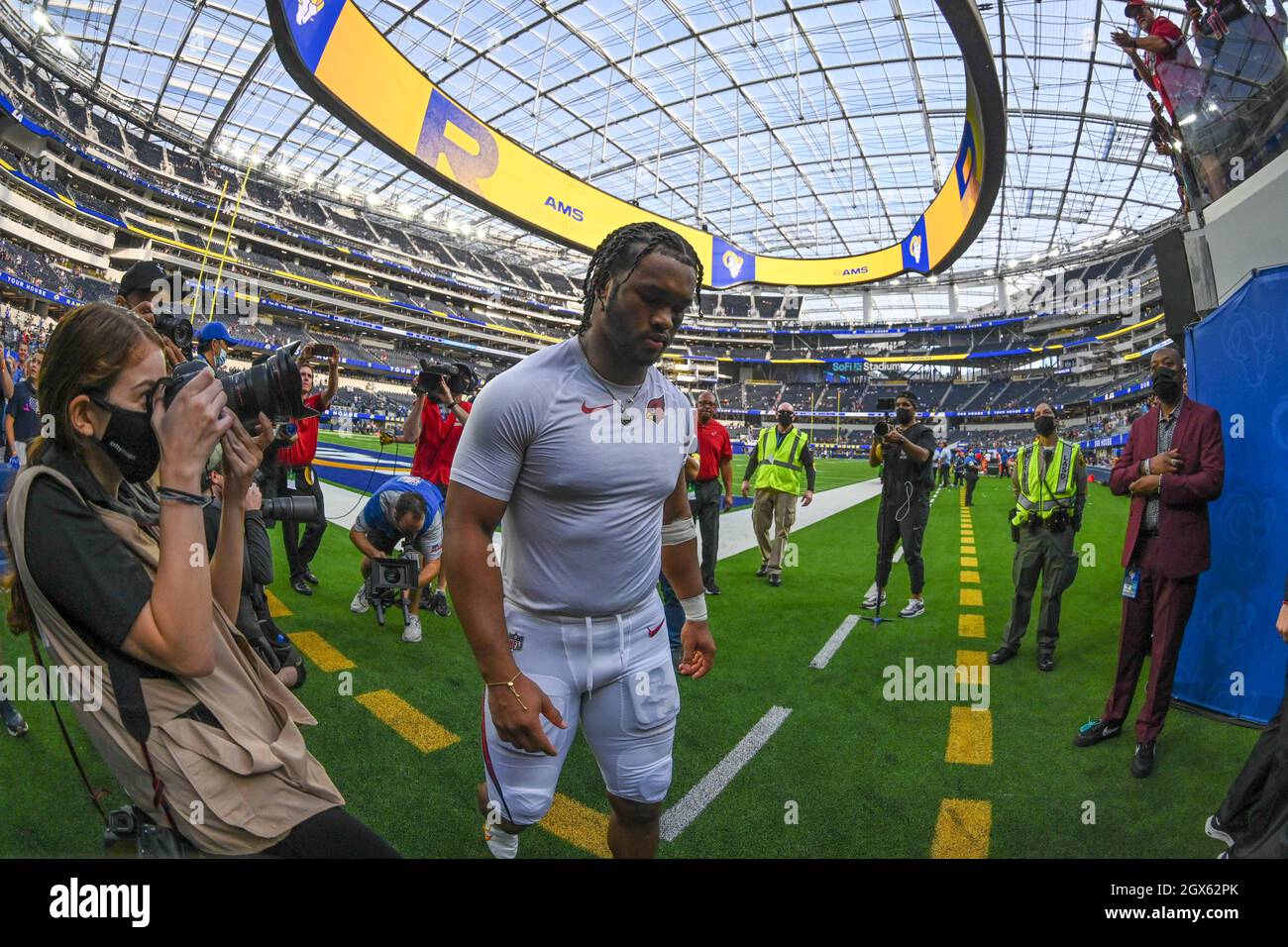 Arizona Cardinals Quarterback Kyler Murray (1) verlässt das Feld nach einem NFL-Fußballspiel gegen die Los Angeles Rams, Sonntag, 3. Oktober 2021, in ingle Stockfoto