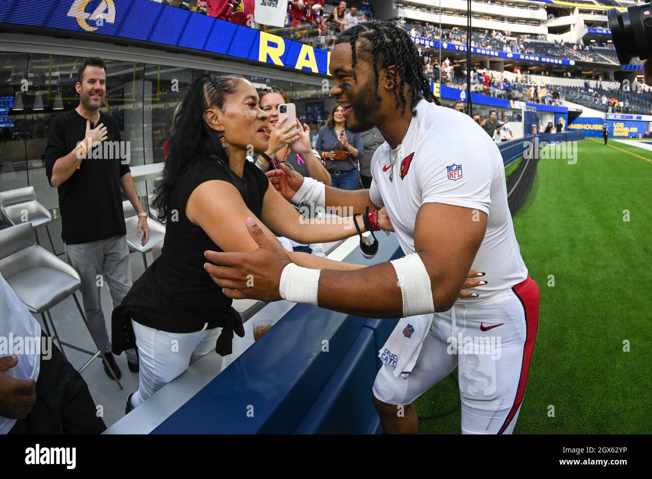 Arizona Cardinals Quarterback Kyler Murray (1) umarmt seine Mutter, Missy Murray, nach einem NFL-Fußballspiel gegen die Los Angeles Rams, Sonntag, Oktober Stockfoto