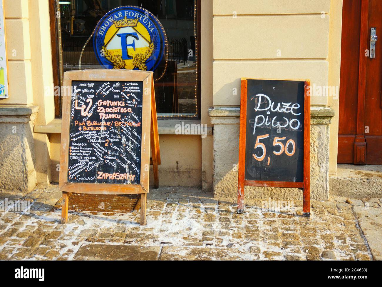 POSEN, POLEN - 12. Apr 2016: Zwei Tafeln mit Angeboten vor der Bar auf dem alten Platz Stockfoto