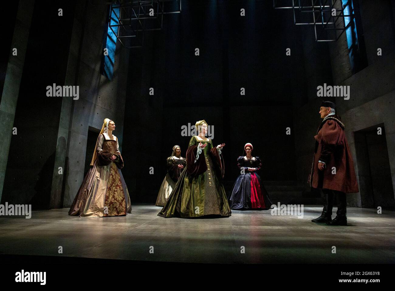 l-r: Jo Herbert (Jane, Lady Rochford), Aurora Dawson-Hunte (Elizabeth Seymour), Rosanna Adams (Anna), Olivia Marcus (Katherine Howard), Ben Miles (Thomas Cromwell) im SPIEGEL UND DAS LICHT im Gielgud Theatre, London W1 06/10/2021 nach ihrem Roman von Hilary Mantel & Ben Miles Musik: Stephen Warbeck Design: Christopher Oram Beleuchtung: Jessica Hung Han Yun Bewegung: Emily Jane Boyle kämpft: Rachid Sabitri Regie: Jeremy Herrin Stockfoto