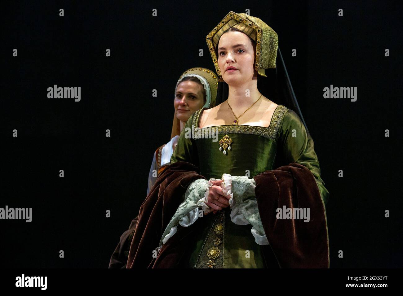 l-r: Jo Herbert (Jane, Lady Rochford), Rosanna Adams (Anna) im SPIEGEL UND DAS LICHT im Gielgud Theatre, London W1 06/10/2021 nach ihrem Roman von Hilary Mantel & Ben Miles Musik: Stephen Warbeck Design: Christopher Oram Beleuchtung: Jessica Hung Han Yun Bewegung: Emily Jane Boyle Kämpfe: Rachid Sabitri Regie: Jeremy Herrin Stockfoto