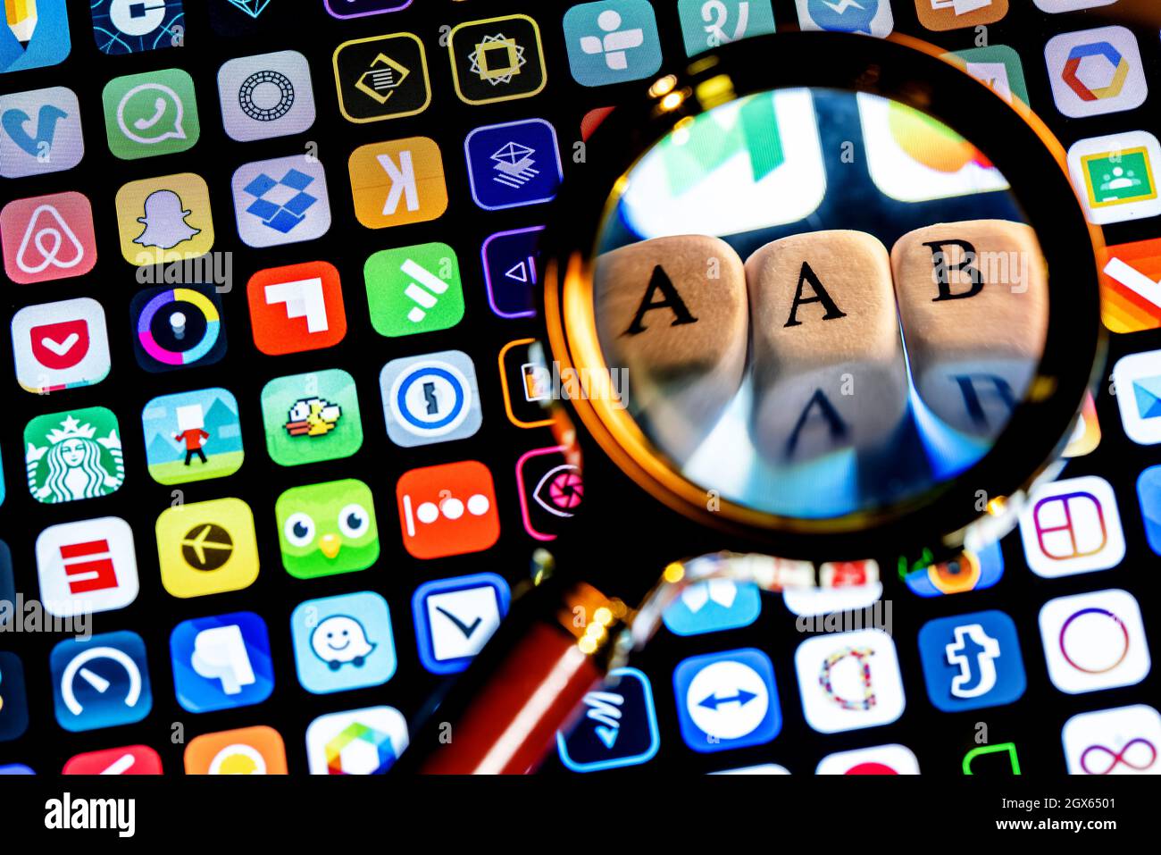 Abkürzung AAB (Android App Bundle) besteht aus Würfeln mit Buchstaben unter einer Lupe. Stockfoto