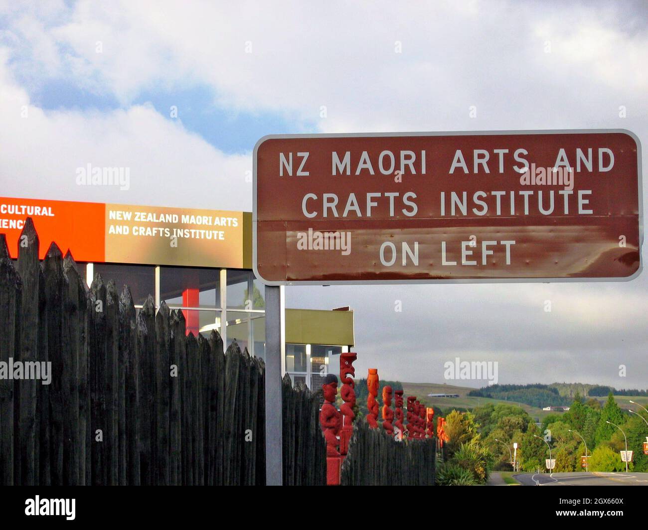 Ein Straßenschild in Rotorua, Neuseeland, weist auf die Richtung zum New Zealand Arts and Crafts Institute hin. Die im Jahr 1963 eröffnete funktionale Touristenattraktion konzentriert sich auf die Nachhaltigkeit des kulturellen Erbes der Maori durch einen Schwerpunkt auf Kunst und Handwerk. Im Jahr 2005 wurde das Institut umbenannt und in Te Puia umbenannt, was nicht nur das Angebot der Schule, sondern auch den Zugang zu den Attraktionen des Whakarewarewa Thermal Valley widerspiegelt. Stockfoto