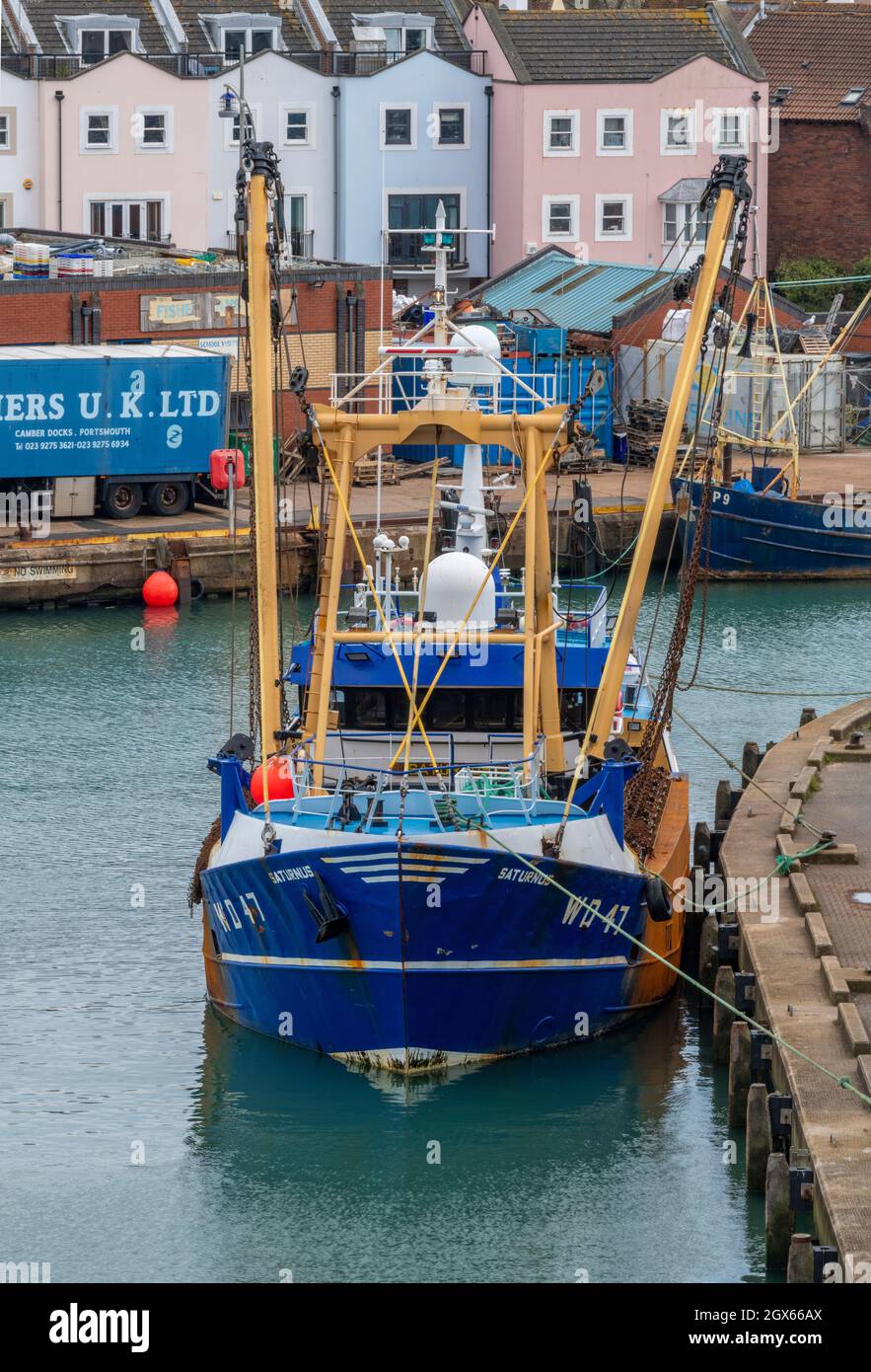 Tiefsee-Küstenfischerei Trawler im Hafen von portsmouth hampshire solent uk. trawler im Hafen in portsmouth Docks oder Hafen. Stockfoto