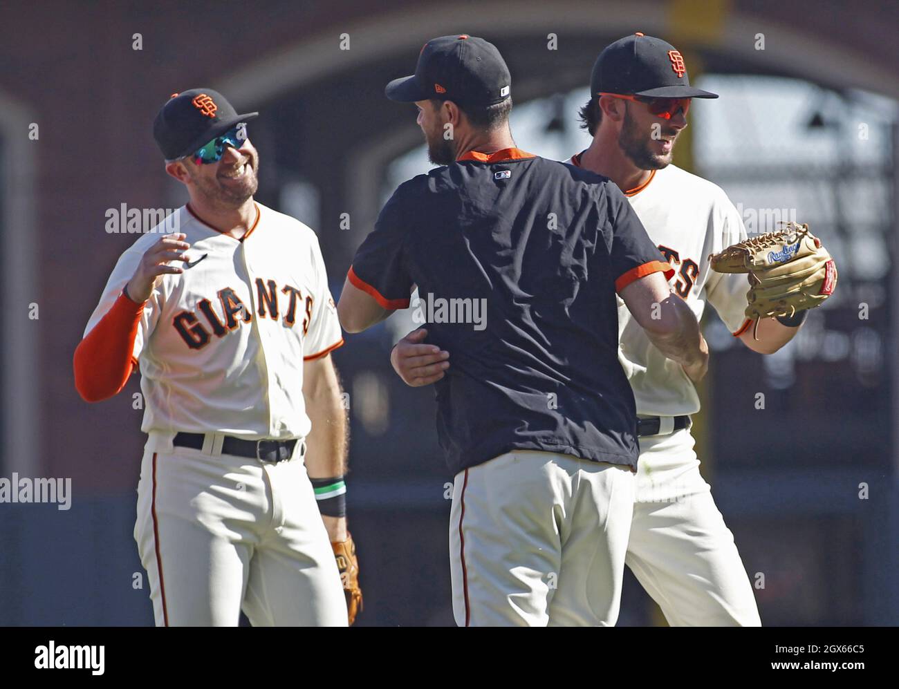 San Francisco, Usa. Oktober 2021. San Francisco Giants Evan Longoria, links, und Kris Bryant, rechts, feiern, nachdem die Giants am Sonntag, 3. Oktober 2021 in San Francisco die Western Division der National League im Oracle Park geholt haben. Foto von George Nikitin/UPI Credit: UPI/Alamy Live News Stockfoto