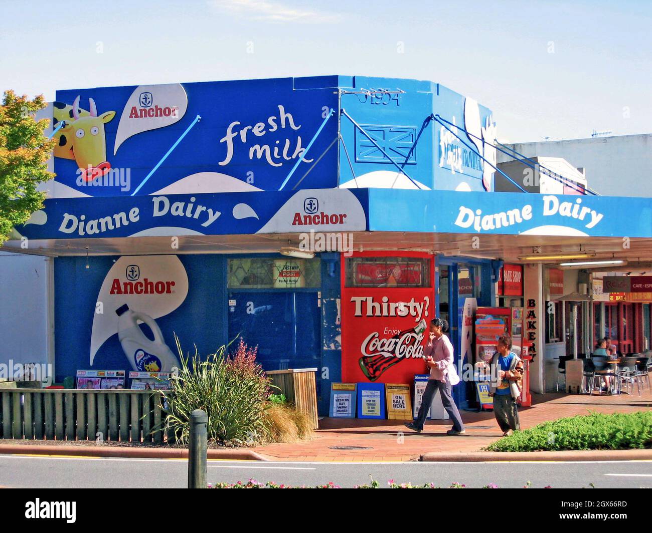 Die Straßenlandschaft im Stadtzentrum von Rotorua ist mit kleinen Geschäften, Fußgängern und Cafés im Freien gefüllt. Stockfoto