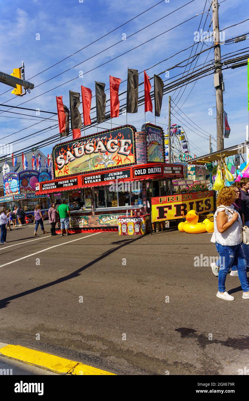 New Holland, PA, USA - 2. Oktober 2021: Einer der vielen Essensstände auf der jährlichen Community Street Fair in einer kleinen Gemeinde in Lancaster County Stockfoto