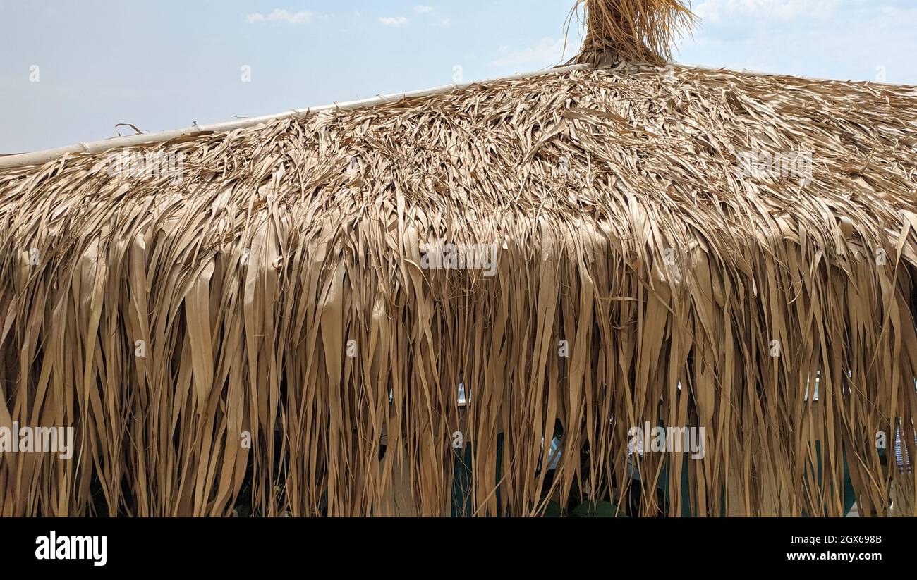 Fragment von Strohschirm. Strohschirm am Strand. Stockfoto