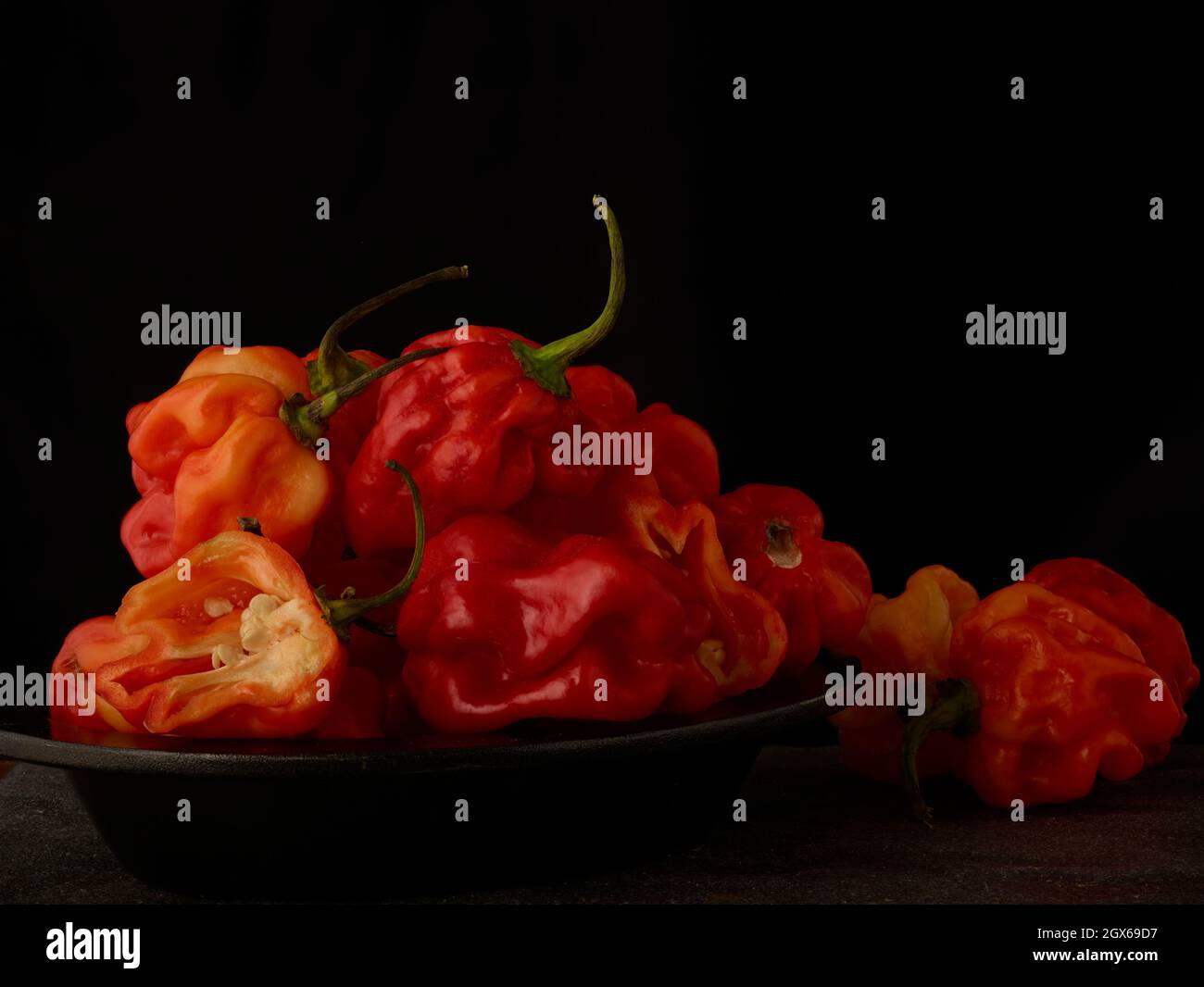 Die Stillleben von Scotch Bonnet Peppers mit hochauflösenden Lebensmittelzutaten auf einem einfachen Hintergrund Stockfoto