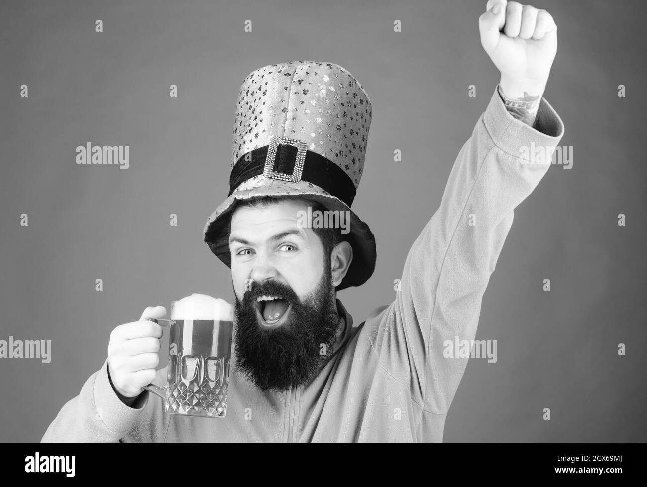 Bier trinken Teil Feier. Saisonales Feiertagsmenü in der Bar. Becher mit grünem Bier. Prost. Alkoholisches Getränk. Lasst uns patricks Party starten. Irische Tradition. Mann Stockfoto