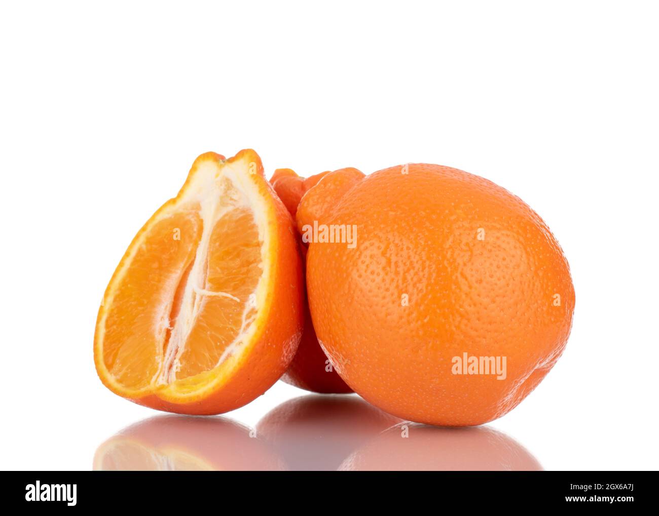 Ein und zwei ganze süße Bio-minneola, Nahaufnahme, isoliert auf Weiß. Stockfoto