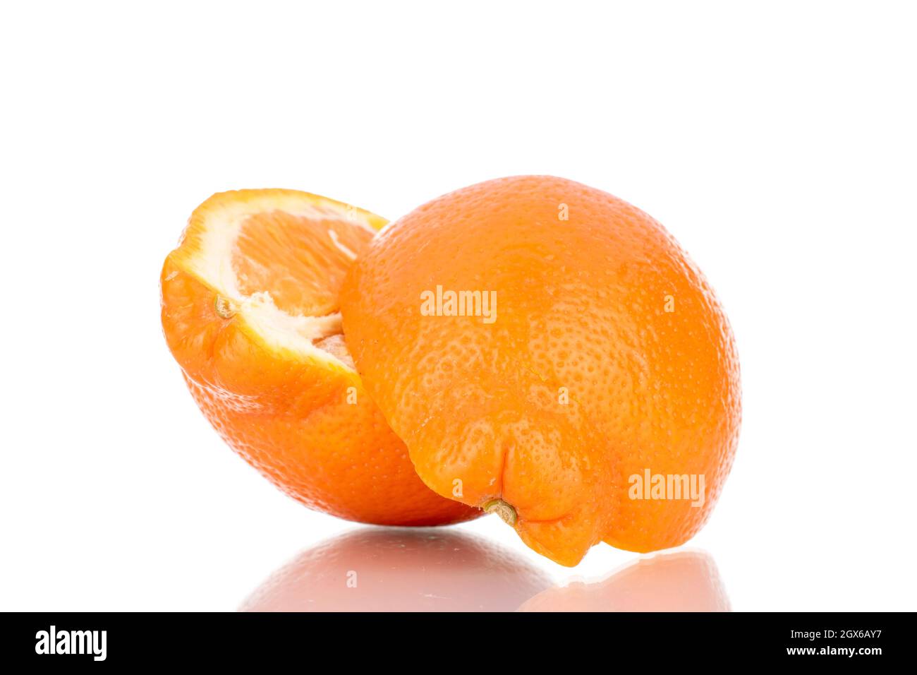 Zwei halb organische reife minneola, Nahaufnahme, isoliert auf Weiß. Stockfoto