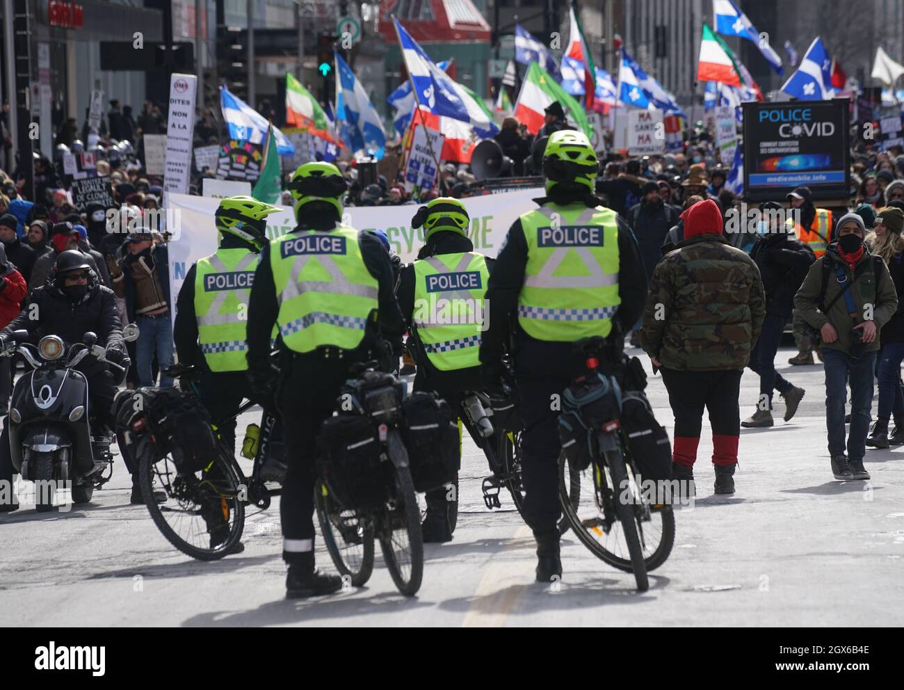 Montreal, Quebec, Kanada, 13. März 2021.Polizei wacht über einen Protest gegen staatliche sanitäre Maßnahmen gegen COVID-19.Mario Beauregard/Alamy News Stockfoto