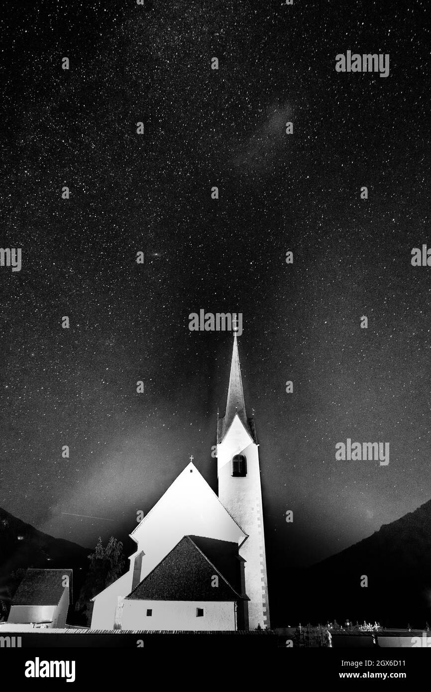 Die Graustufen der Kirche in der Nacht unter dem Sternenhimmel Stockfoto