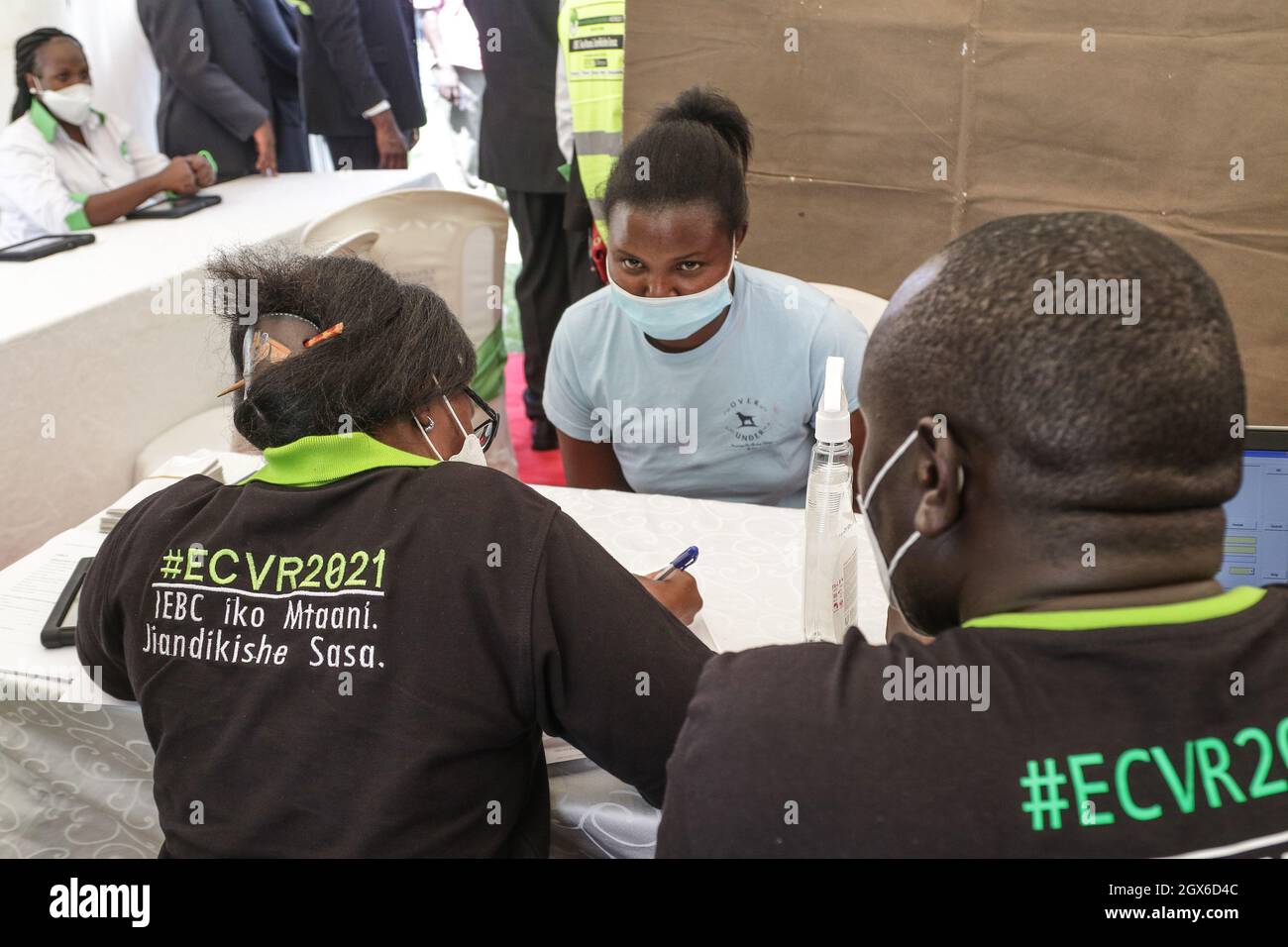 Nakuru, Kenia. Oktober 2021. Ein Angestellter der Independent Electoral and Boundaries Commission (IEBC) unterstützt einen neuen Wähler beim offiziellen Start einer nationalen Massenregistrierungsübung in Nakuru.die kenianische Massenregistrierungsübung startete heute in Nakuru City. Die unabhängige Wahl- und Grenzkommission will 4.5 Millionen neue Wähler registrieren. Kredit: SOPA Images Limited/Alamy Live Nachrichten Stockfoto