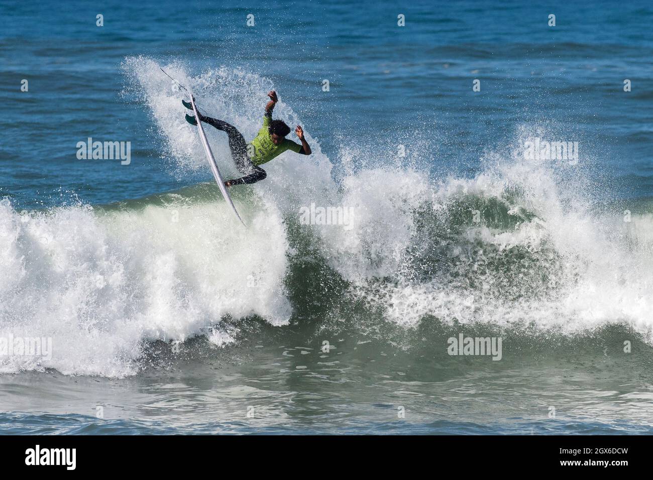 Ericeira, Portugal. Oktober 2021. Der brasilianische Surfer Victor Bernardo in Aktion während der Runde 96 der MEO Visual Pro Ericeira, WSL (World Surf League) in Ericeira. (Foto von Hugo Amaral/SOPA Images/Sipa USA) Quelle: SIPA USA/Alamy Live News Stockfoto