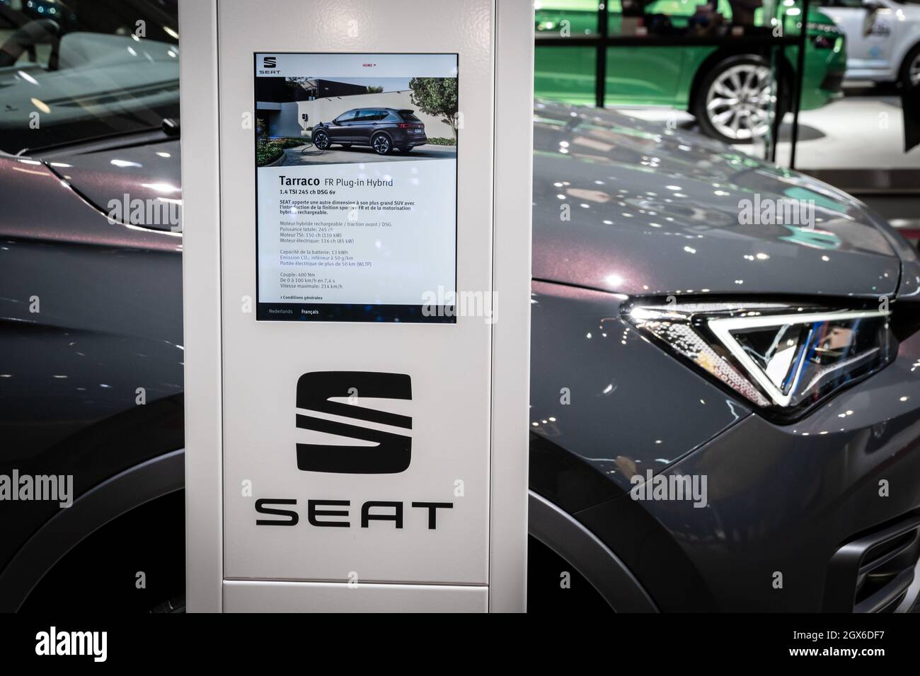 Informationstafel des Seat Tarraco FR Plug-in Hybrid-Autos auf der Autosalon 2020 Motor Show. Brüssel, Belgien - 9. Januar 2020. Stockfoto