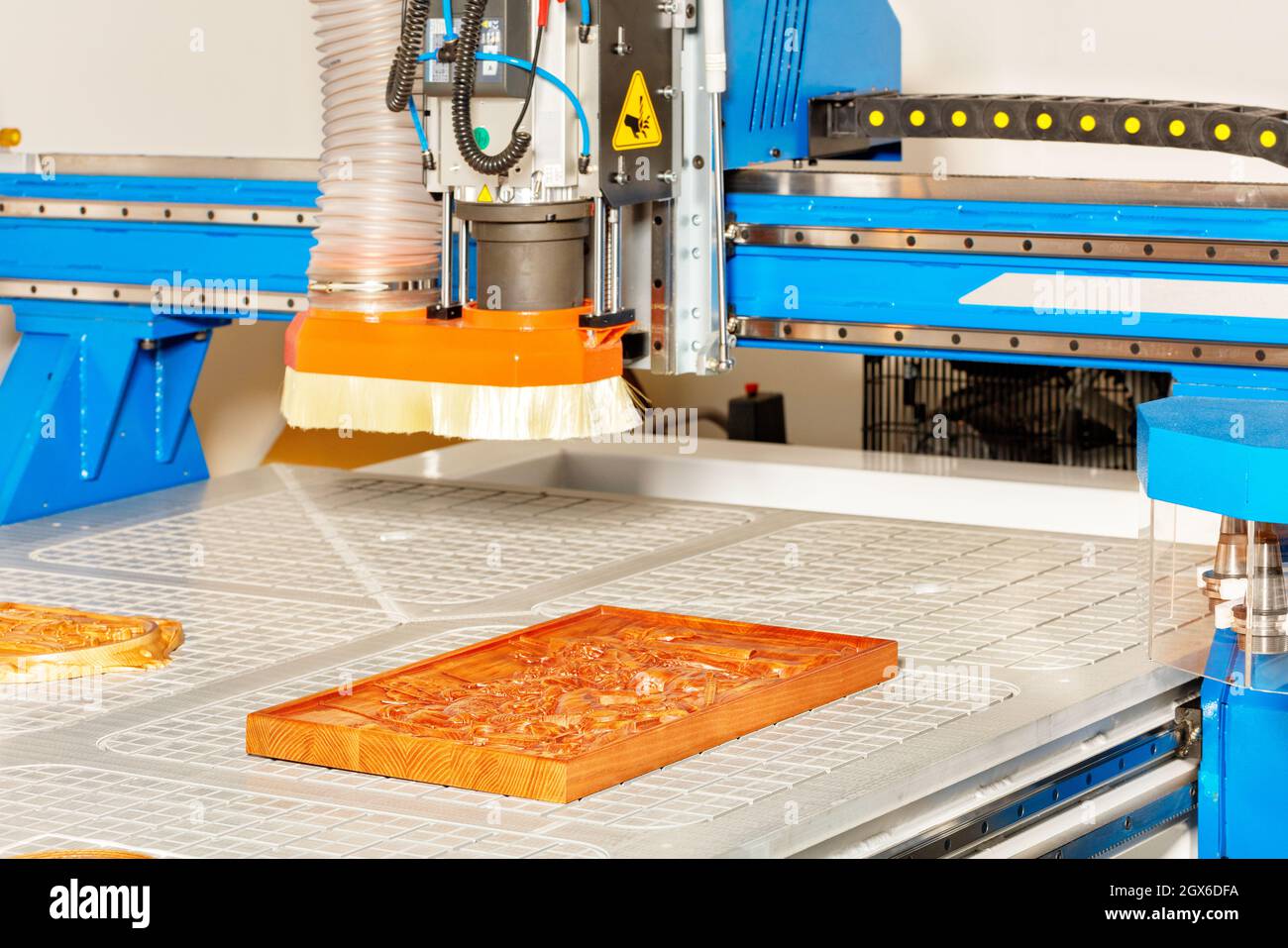 Fragment einer automatischen Fräsmaschine für die Bearbeitung von Formholz bei der Herstellung von Schrankmöbeln. Stockfoto