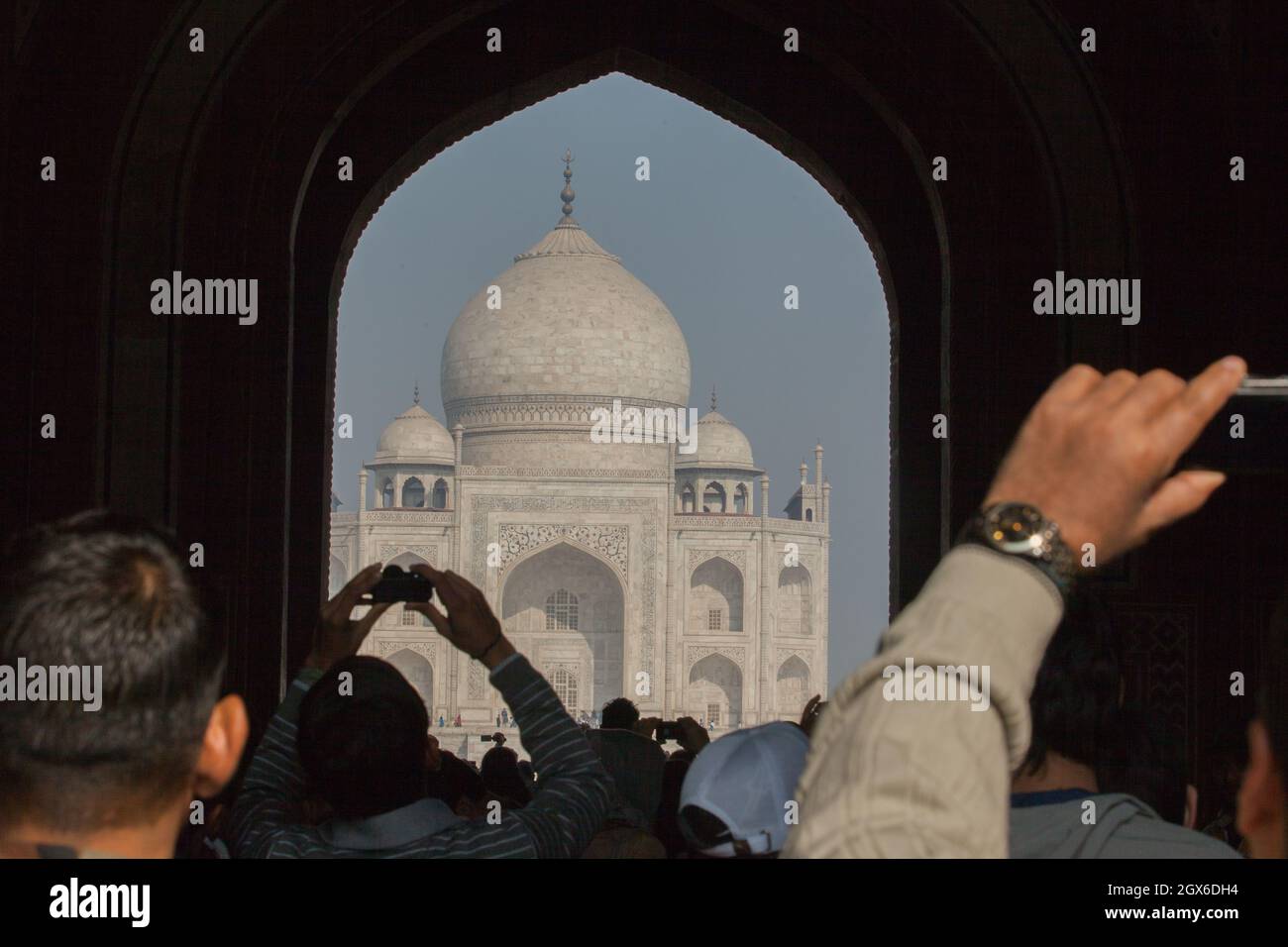 Indien, Uttar Pradesh, Agra, Taj Mahal, Silhouette von Touristen mit Mobiltelefonen Stockfoto