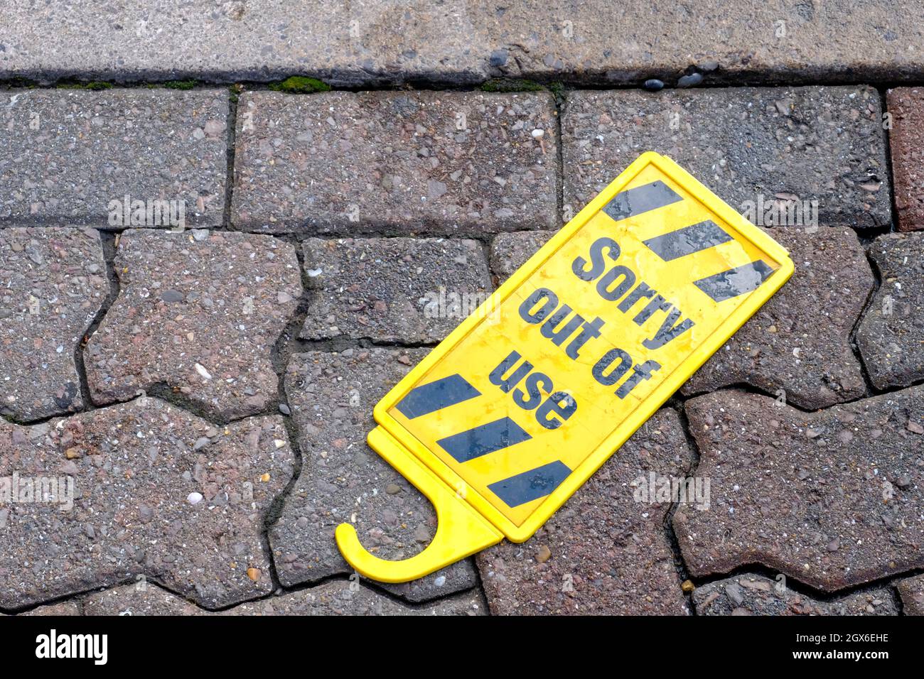 Sorry, das Schild „außer Betrieb“ befindet sich auf dem Boden eines Benzinvorplatzes. Benzinmangel und Panik beim Kauf Stockfoto