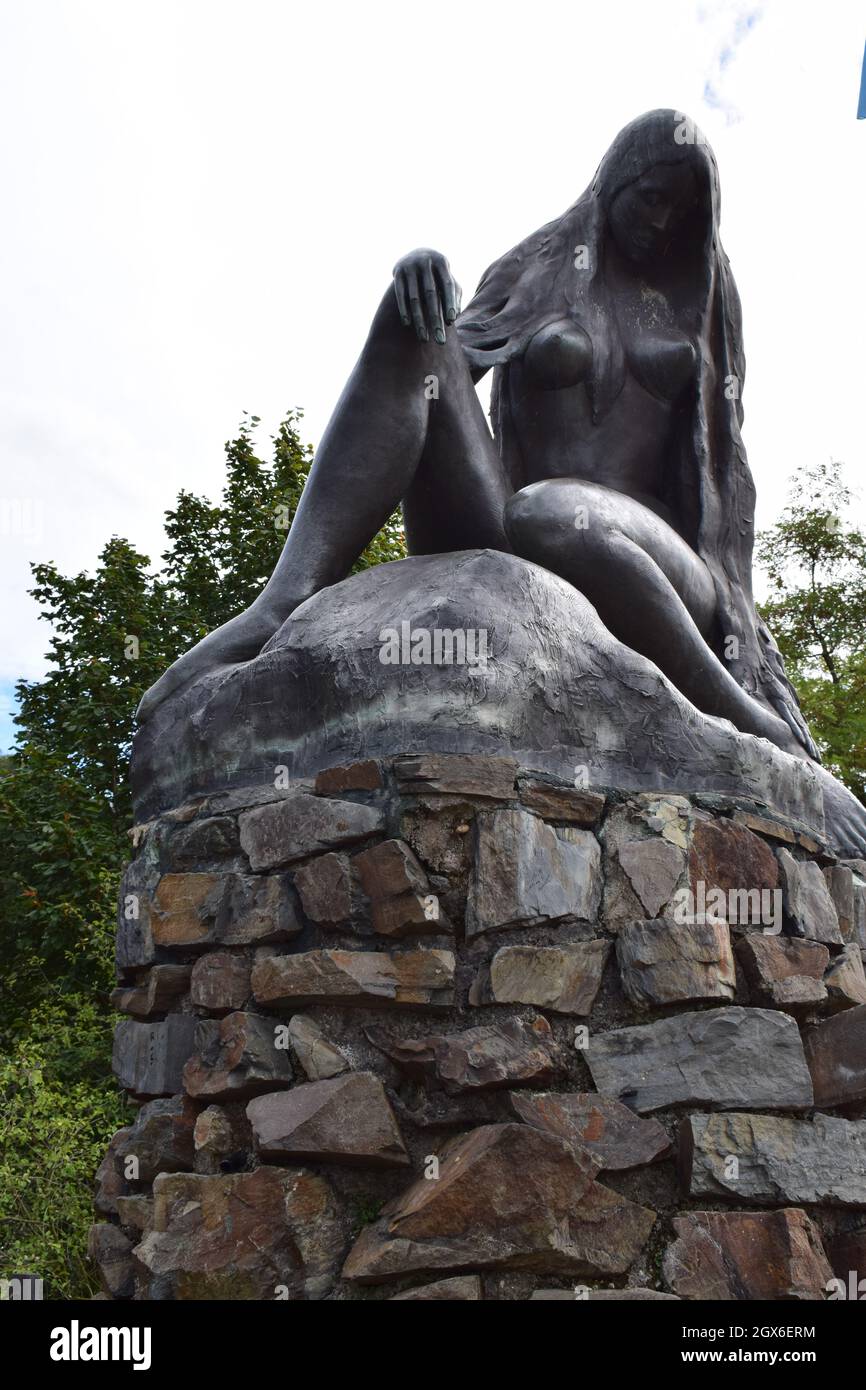 Loreley-Statue auf einem Felsen im Rhein Stockfoto