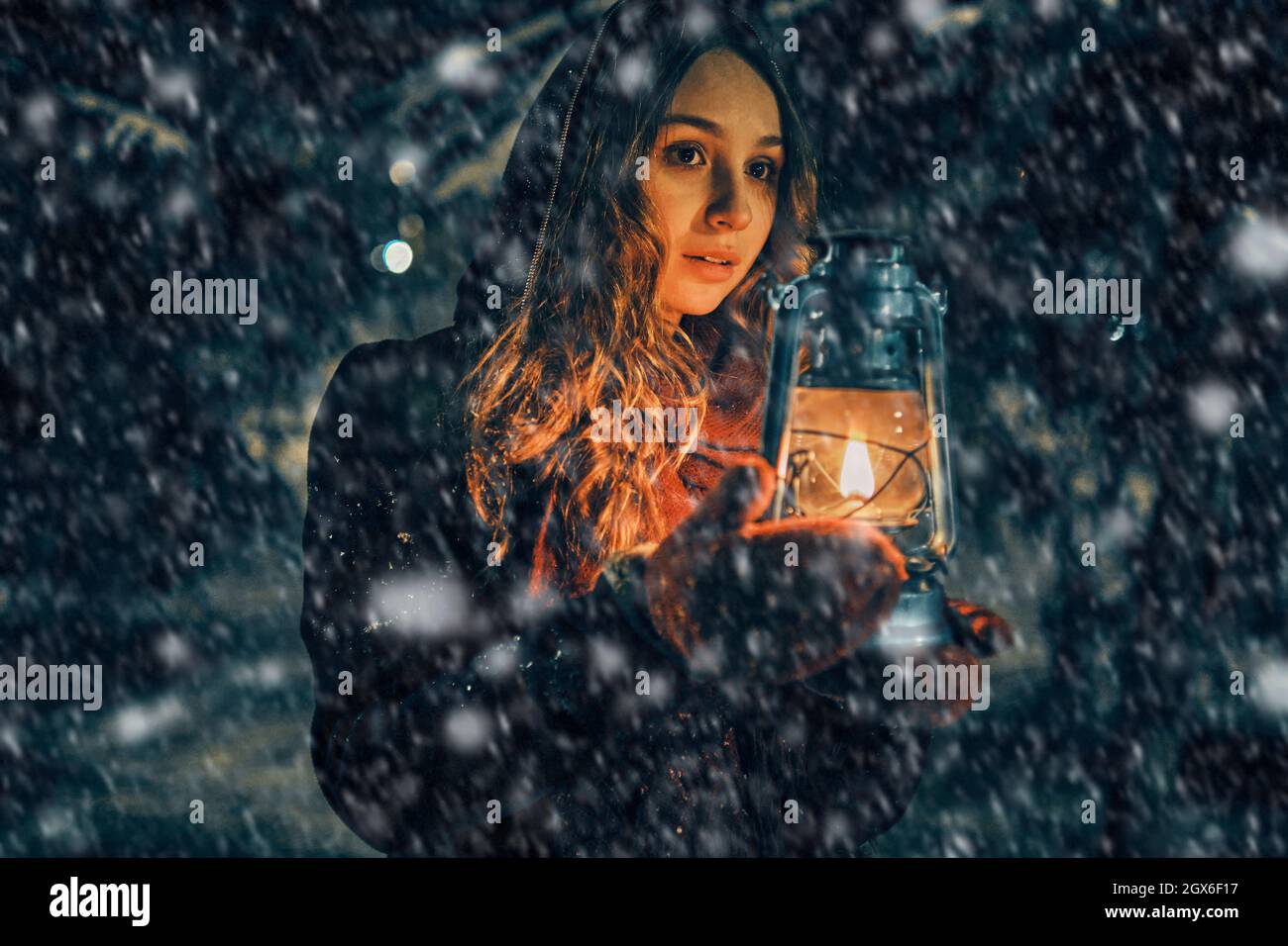 Junges Mädchen mit Laterne im Winterwald Märchen, Buchcover, weihnachtszeit Stockfoto