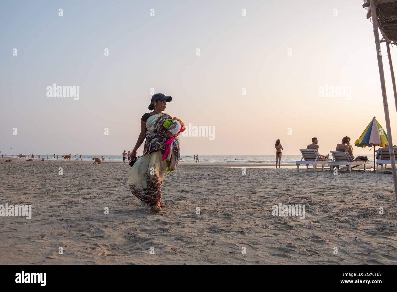 Indische Frau Souvenirverkäufer am Strand, Goa, Indien Stockfoto