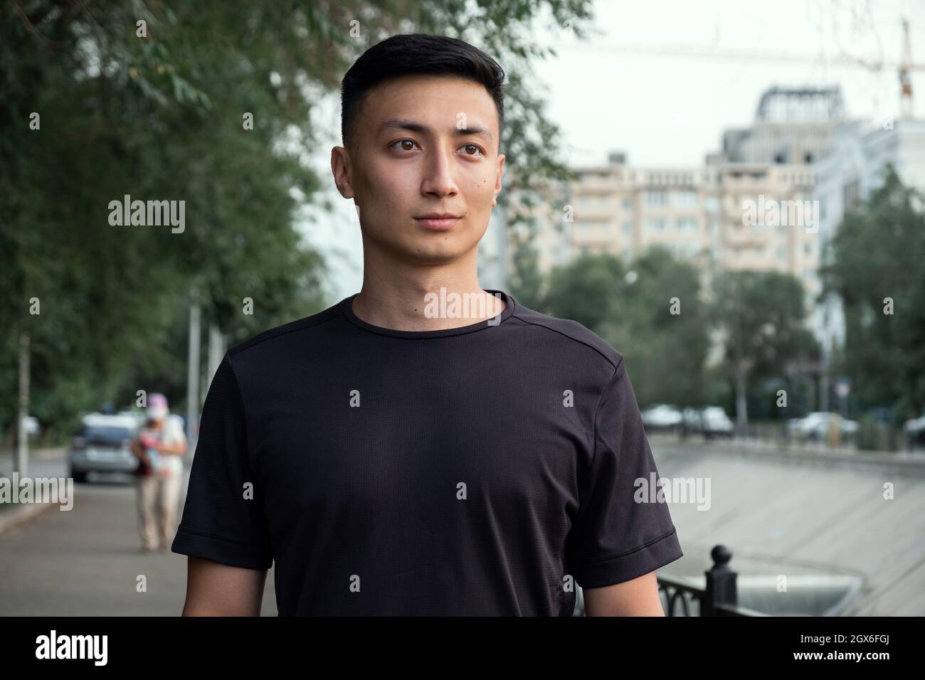 Aufnahme eines hübschen jungen Mannes, der nach einem morgendlichen Lauf in der Stadt einen Moment zum Atmen einnahm Stockfoto