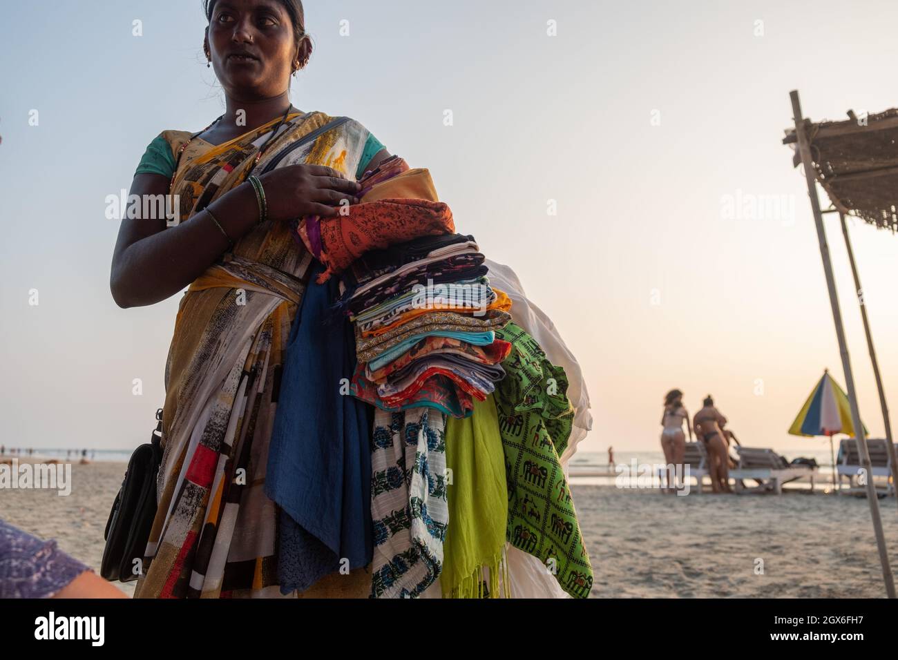 Indische Frau Souvenirverkäufer am Strand, Goa, Indien Stockfoto
