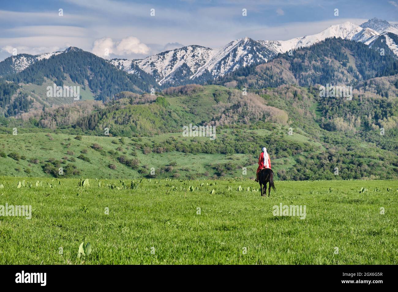 Kasachische Mädchen in traditioneller Kleidung zu Pferd, kasachische Steppen Stockfoto