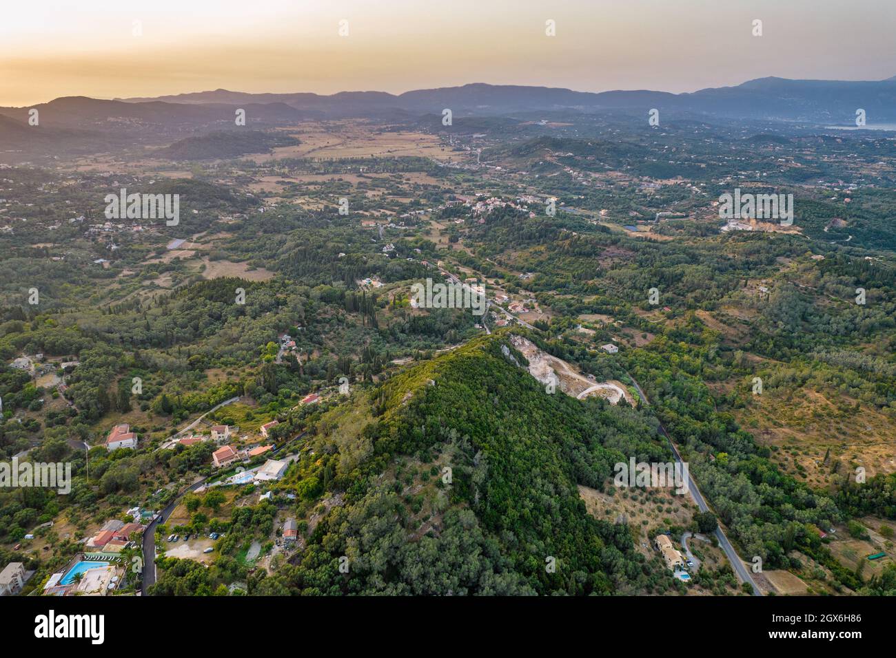 Luftdrohnenaufnahme über typische ländliche Landschaft auf der zentralen Insel Korfu bei Sonnenuntergang, Griechenland. Stockfoto