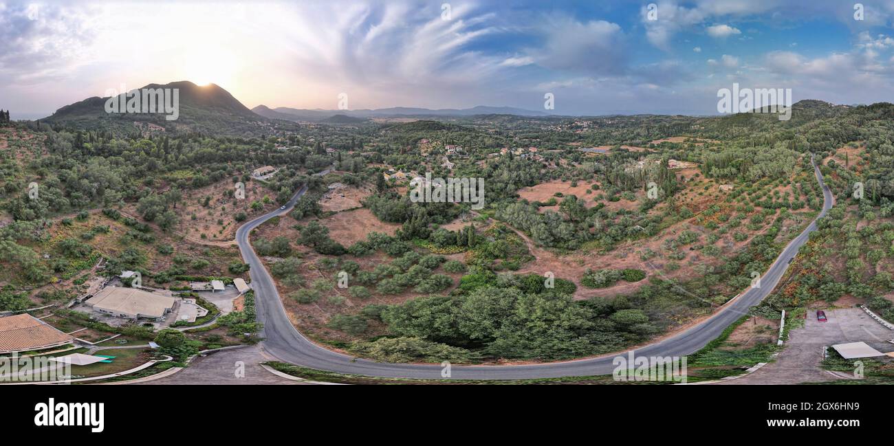 Luftdrohnenaufnahme über typische ländliche Landschaft mit dem Berg Saint George in der zentralen Insel Korfu bei Sonnenuntergang, Griechenland. Kugelförmiges Panorama. Stockfoto