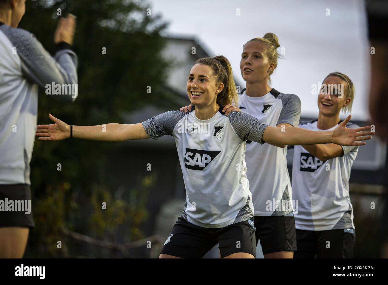 St. Leon Rot, Deutschland. Oktober 2021. Anne Fühner (18 Hoffenheim), Celina Degen (14 Hoffenheim) und Vanessa Leimenstoll (27 Hoffenheim) im letzten Training - UEFA Women's Champions League - Förderzentrum St.Leon Rot Credit: SPP Sport Pressefoto. /Alamy Live News Stockfoto