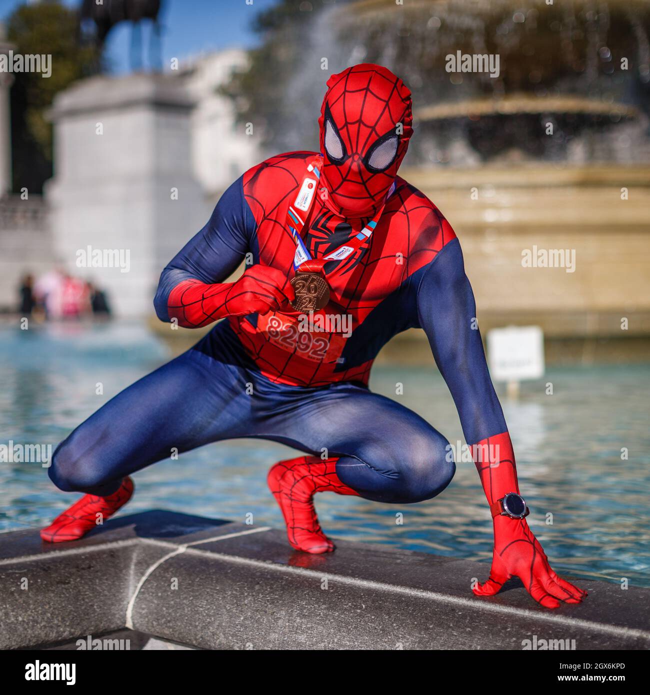 Ein London-Marathon-Läufer am Trafalgar Square, der nach dem Lauf als Spiderman gekleidet war. Stockfoto