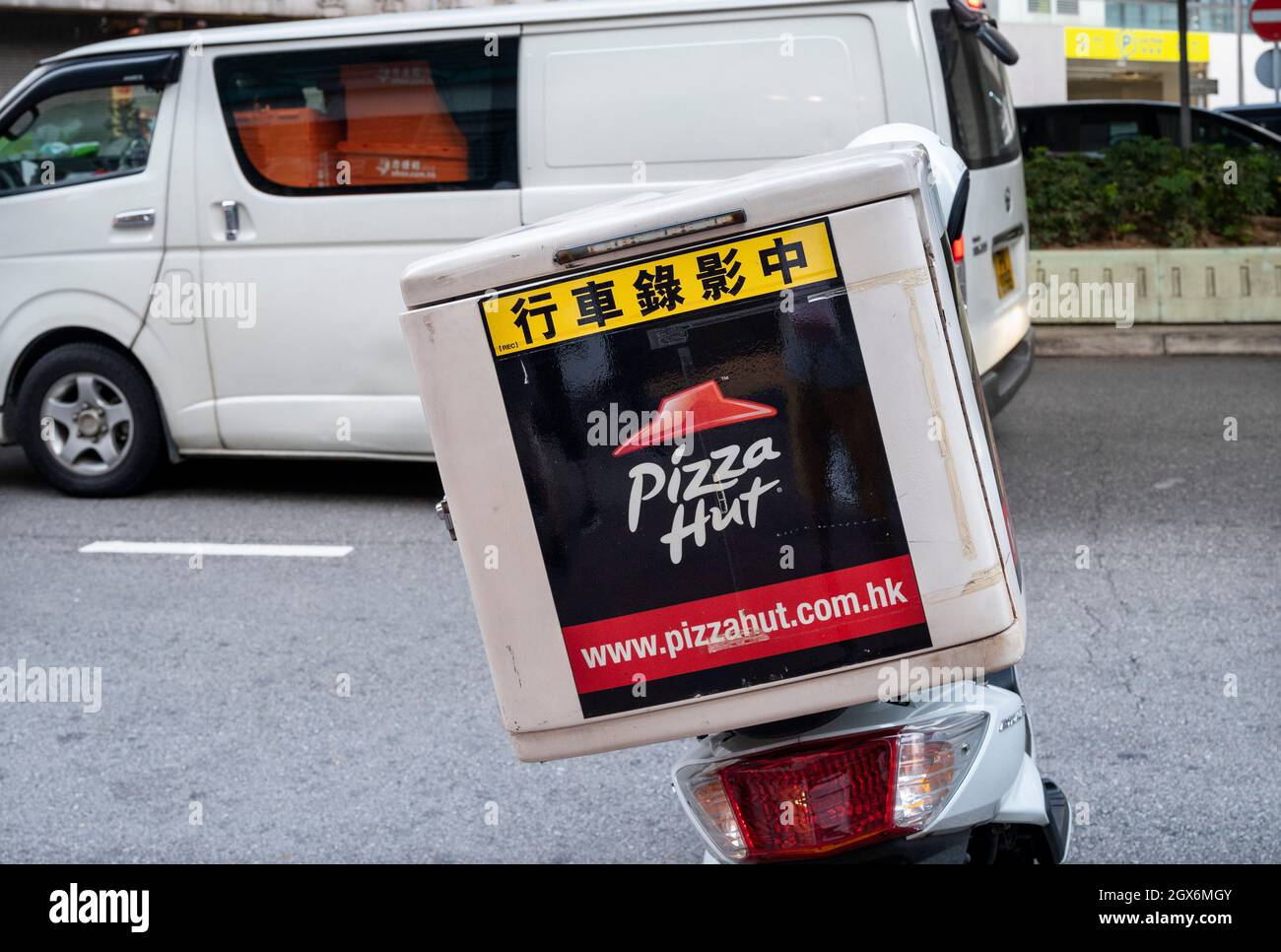 Hongkong, China. Oktober 2021. Amerikanische multinationale Fast-Food-Pizza-Restaurantkette Pizza Hut Motorrad gesehen auf den Straßen in Hongkong geparkt. (Foto von Budrul Chukrut/SOPA Images/Sipa USA) Quelle: SIPA USA/Alamy Live News Stockfoto